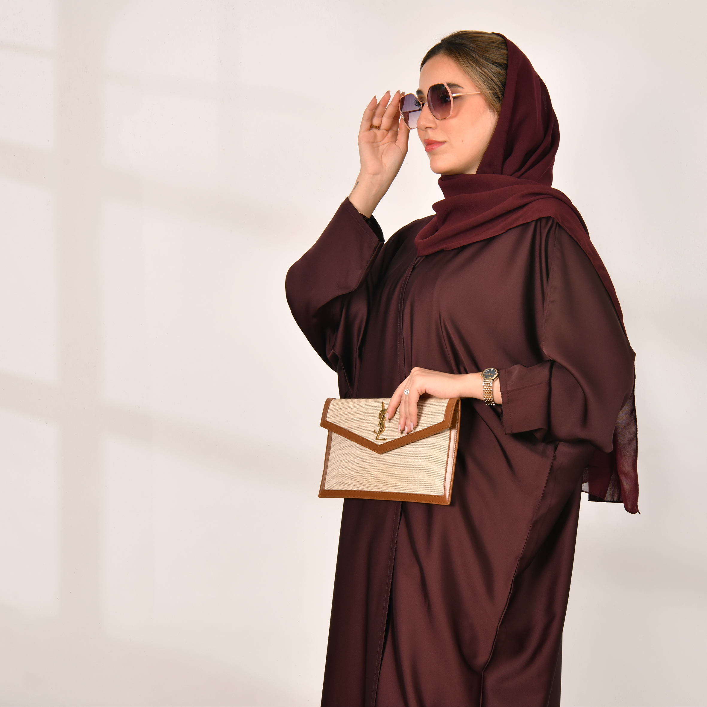  عباية عملية (بدون البدلة ) بقماش صيفي بارد باللون العنابي الداكن 