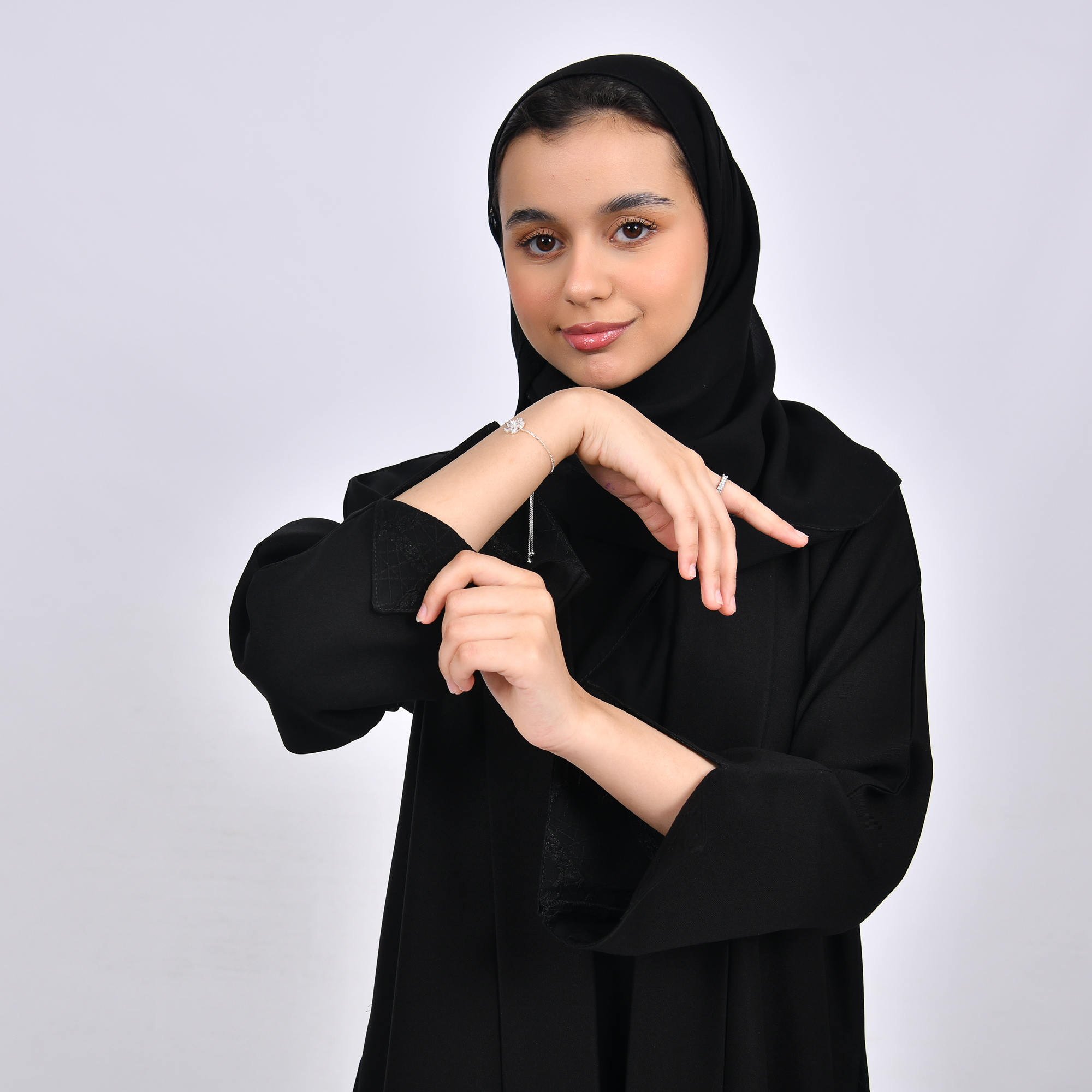 عباية بناتيه بقصة ربع كلوش من قماش الكريب وتداخل الجاكار على جانبي العباية بشكل سهمي والاكمام 