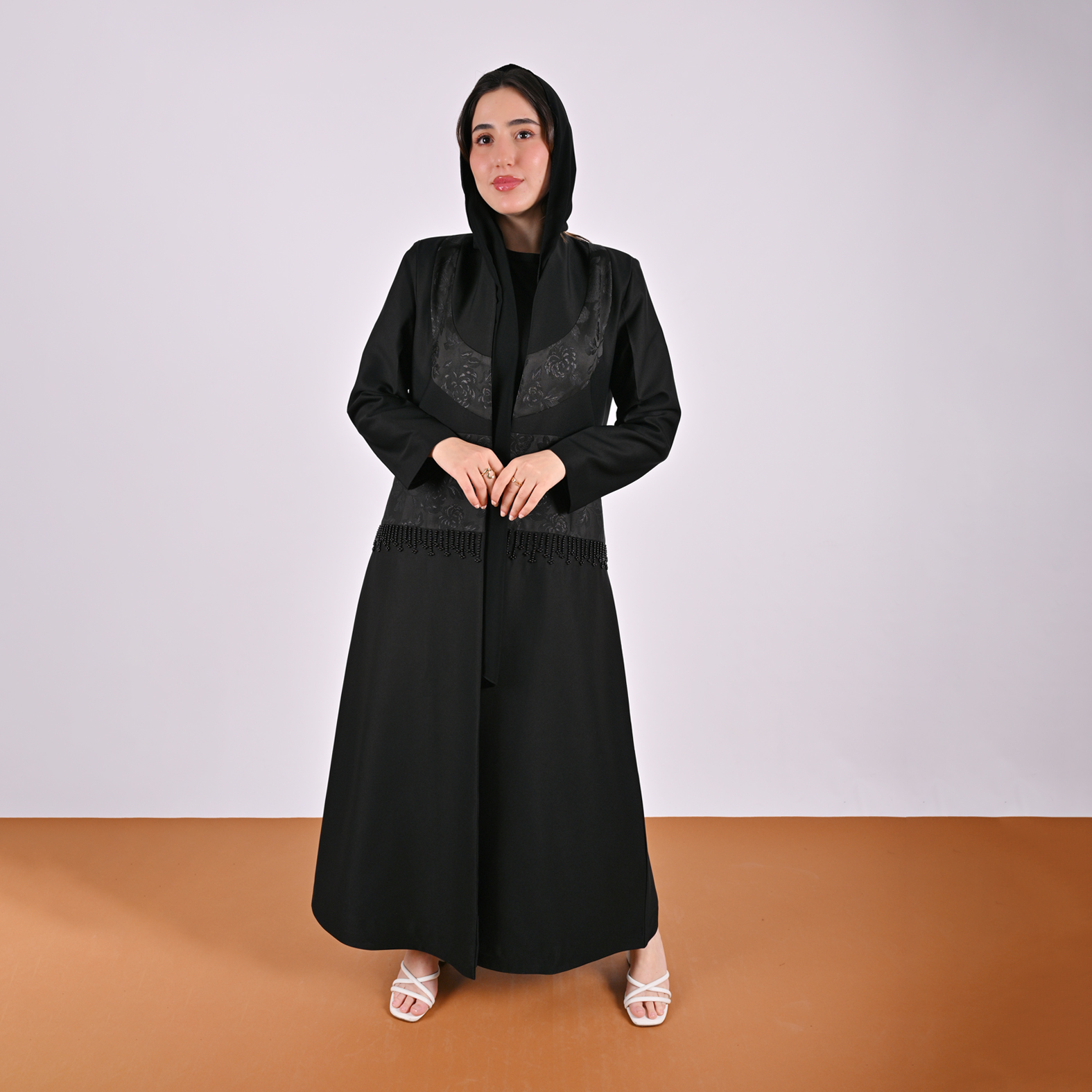  عباية لف سوداء بتصميم أنيق بتداخل الجاكار المشجر ومزينة بشك 