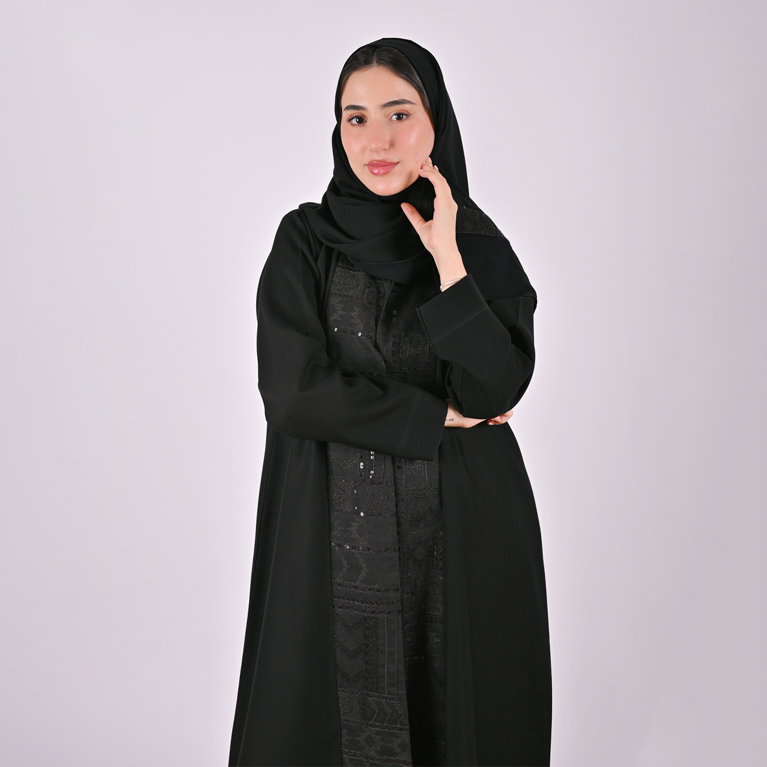  عباية لف سوداء مزينة بكلفة براقه على الواجهة 