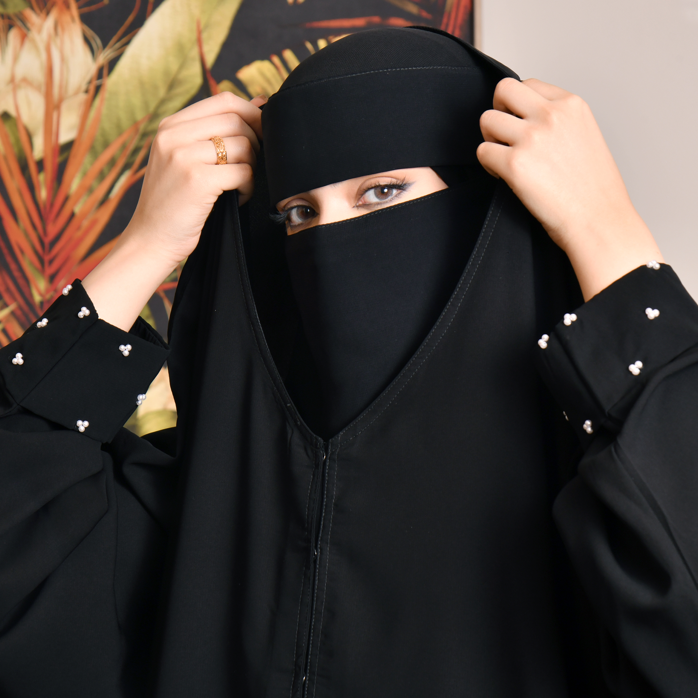  عباية رأس مغلقة  بأكمام ضيقة مزينة بالؤلؤ الأبيض الصغير  
