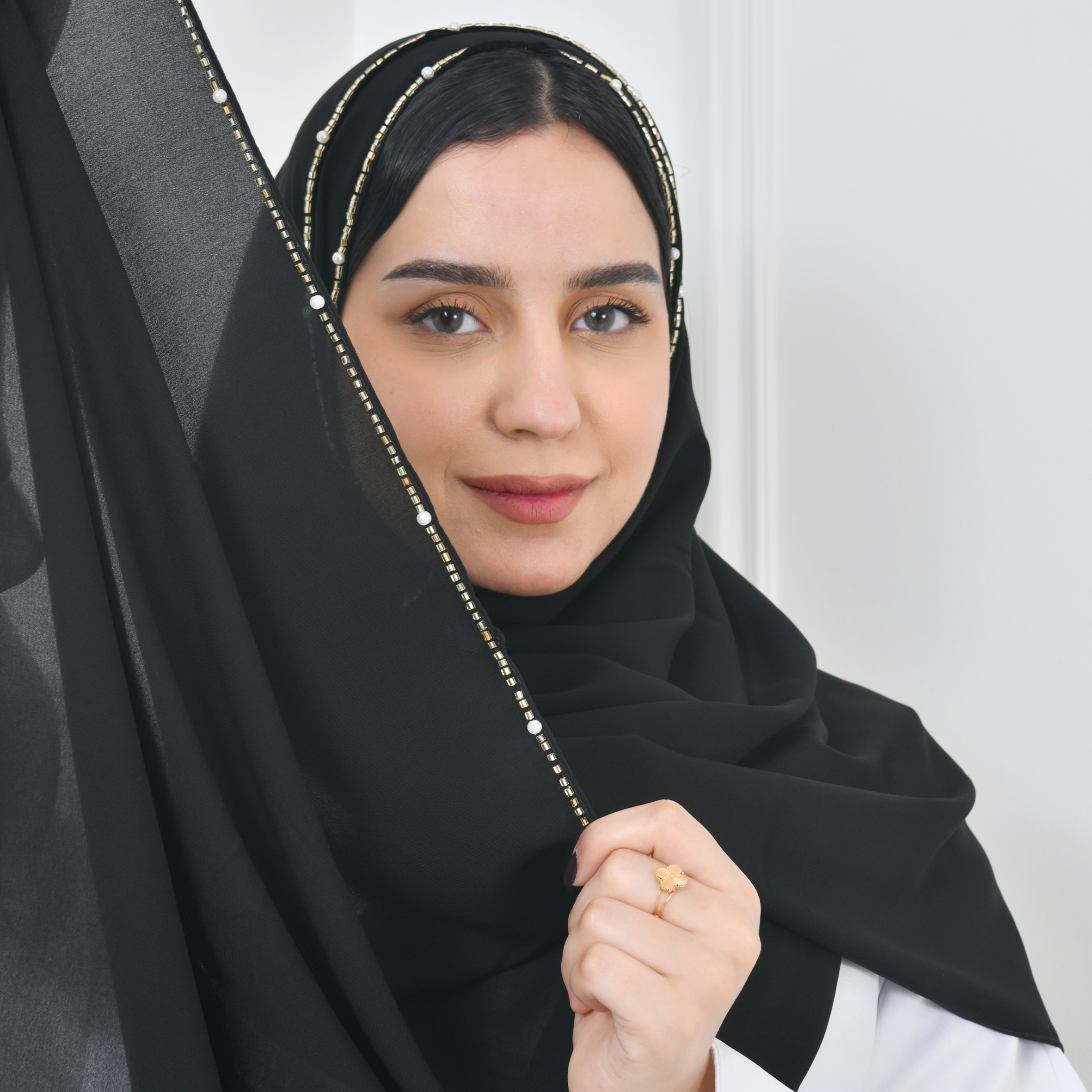  طرحه حرير سوداء بحافة مزينة بشك ابيض مع اللؤلؤ 