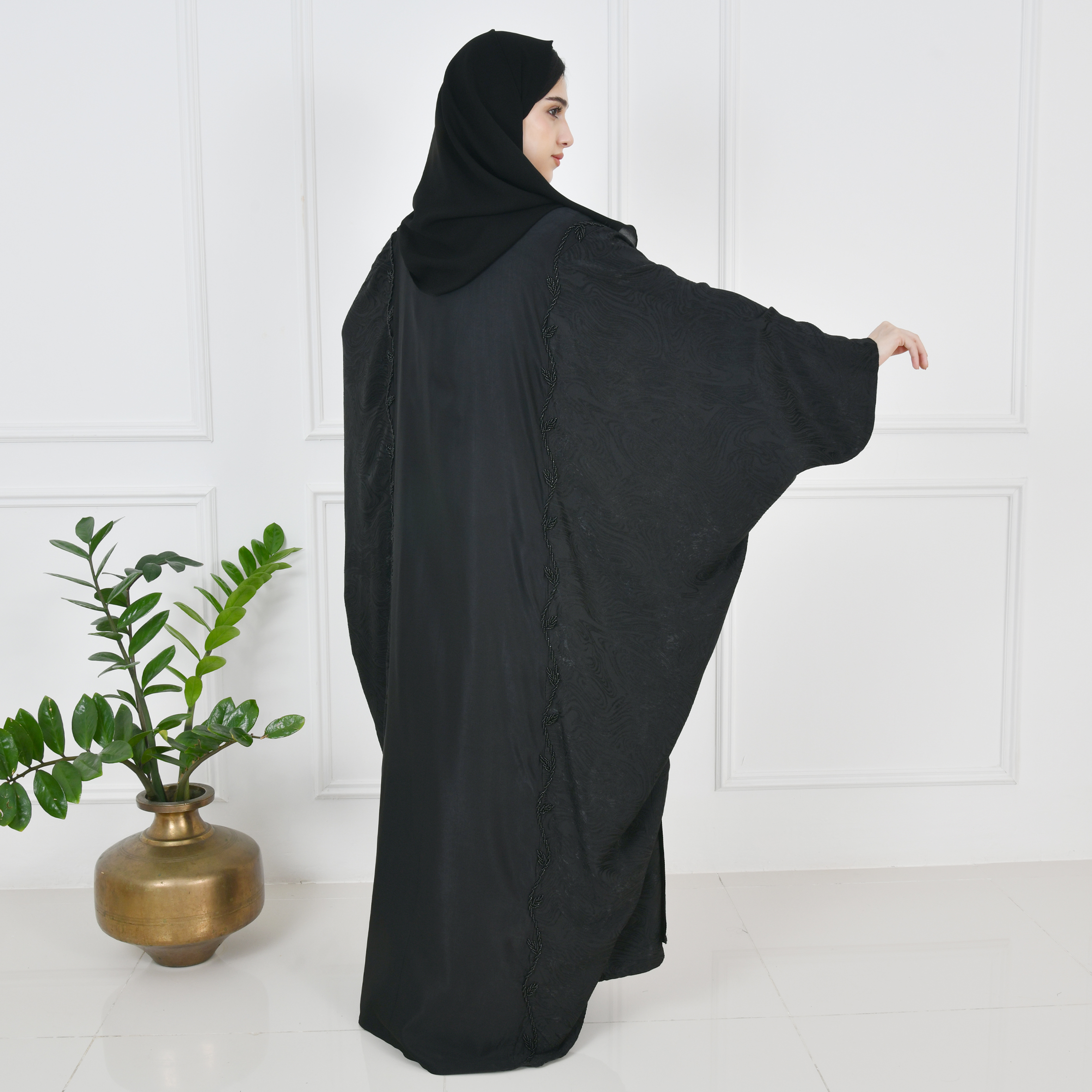  عباية لف بقصة بشت بدمج قماشين الاسود المشجر والحرير مزينة بشك طولي على جانبي العباية  