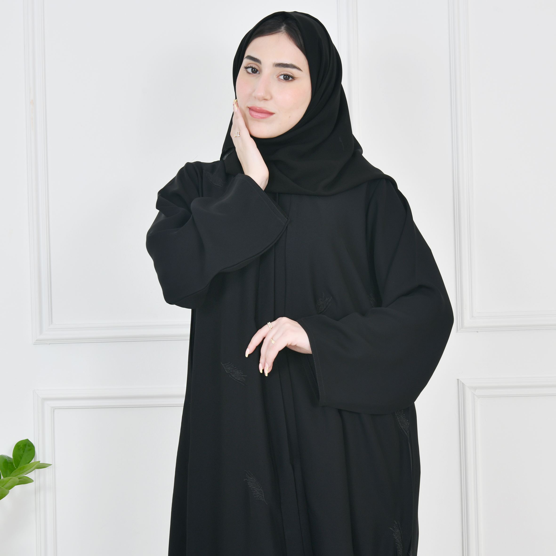  عباية سوداء مغلقة بطقطق مزينة بتطريز لماع على شكل ريشة  