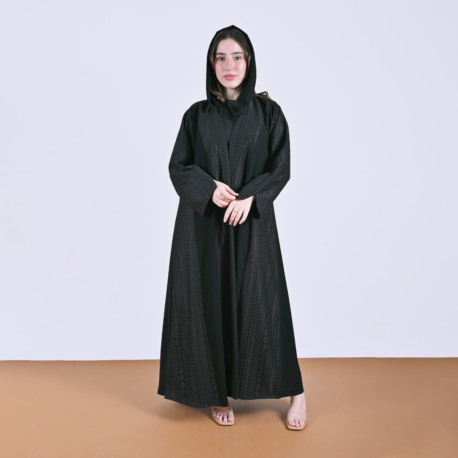  عباية لف سوداء بتصميم هادئ وفخم بلمسة الدانتيل 