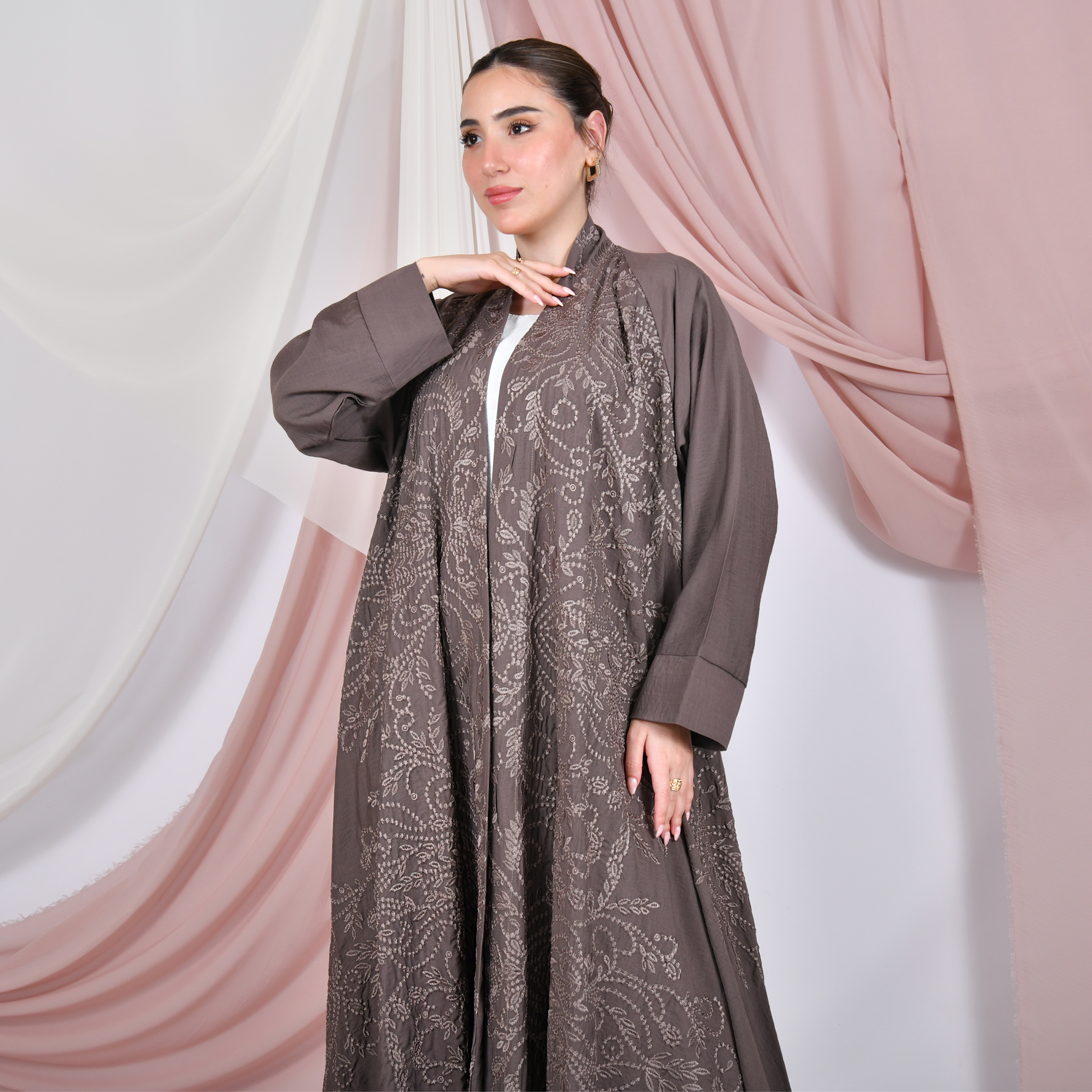  عباية لف ربع كلوش بتطريز بارز على كامل العباية 