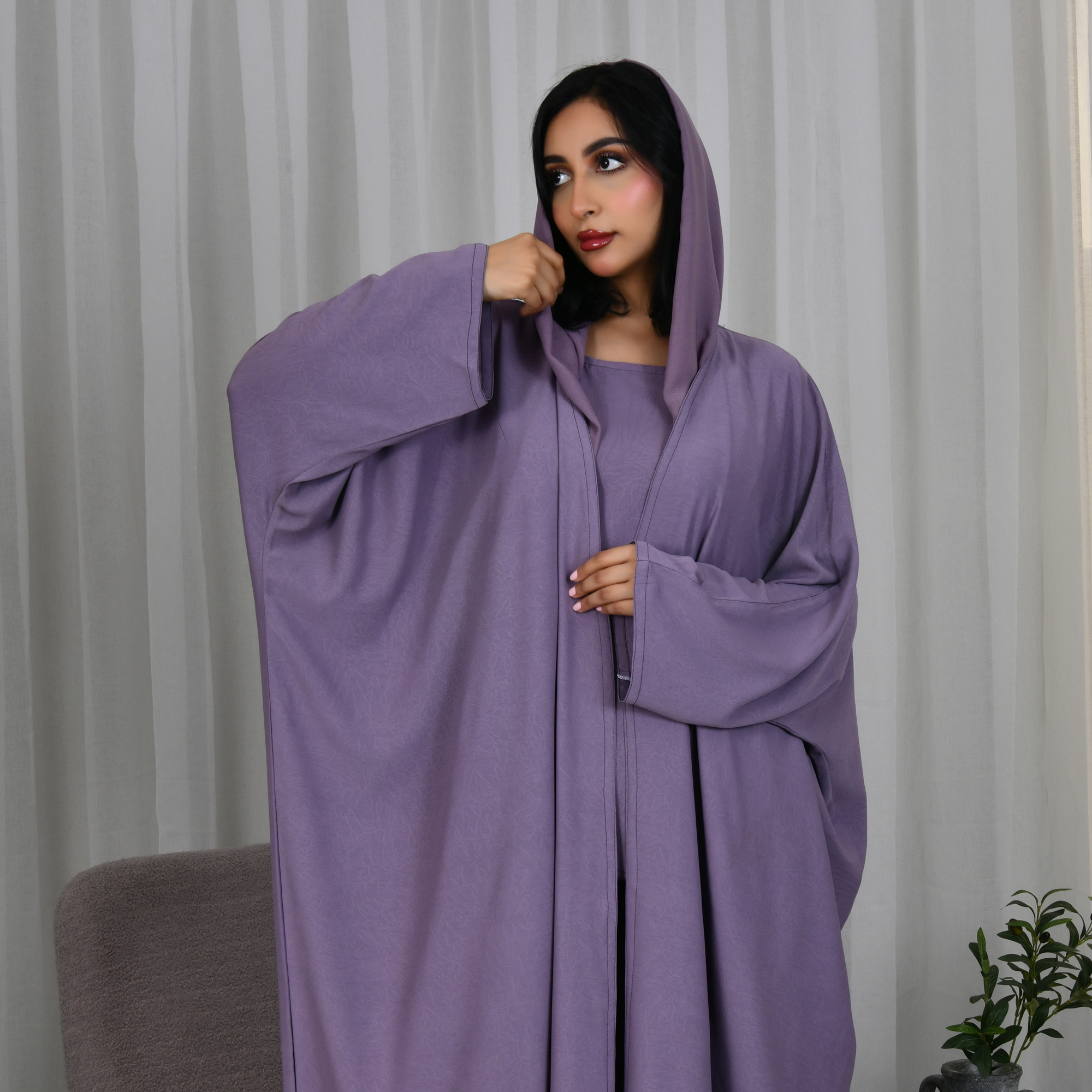  عباية صيفية بقصة نص بشت باللون البنفسجي 