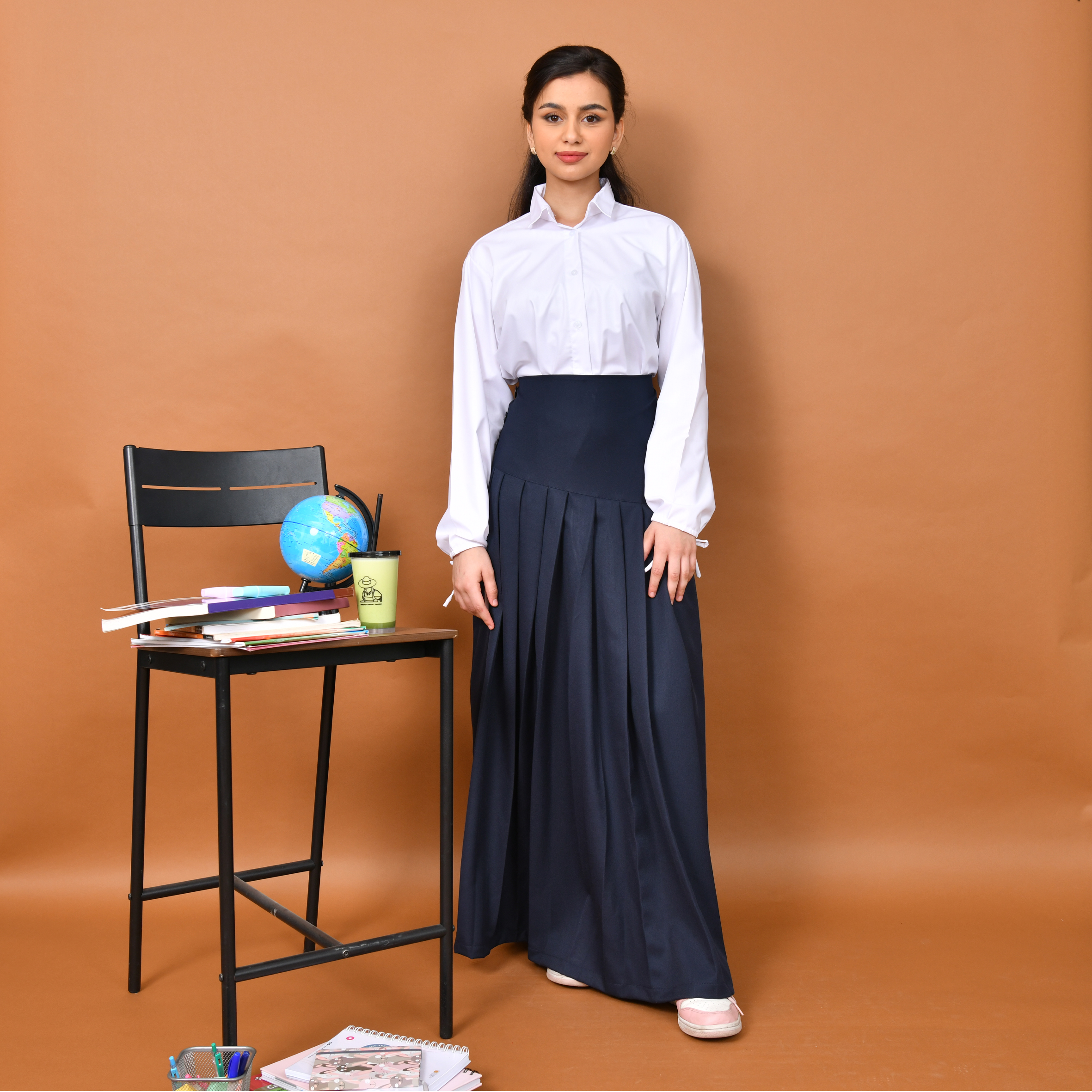  تنورة مدرسية تصميم عصري بكسرات وخط خصر مائل مزينة بأزرار من الجوانب( كحلي) 