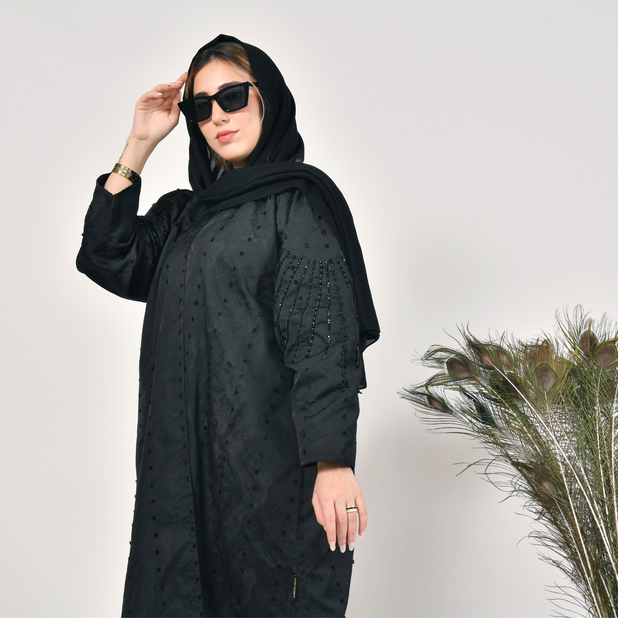  عباية لف سوداء بقماش مموه و اكمام مزينة بشك  اسود 