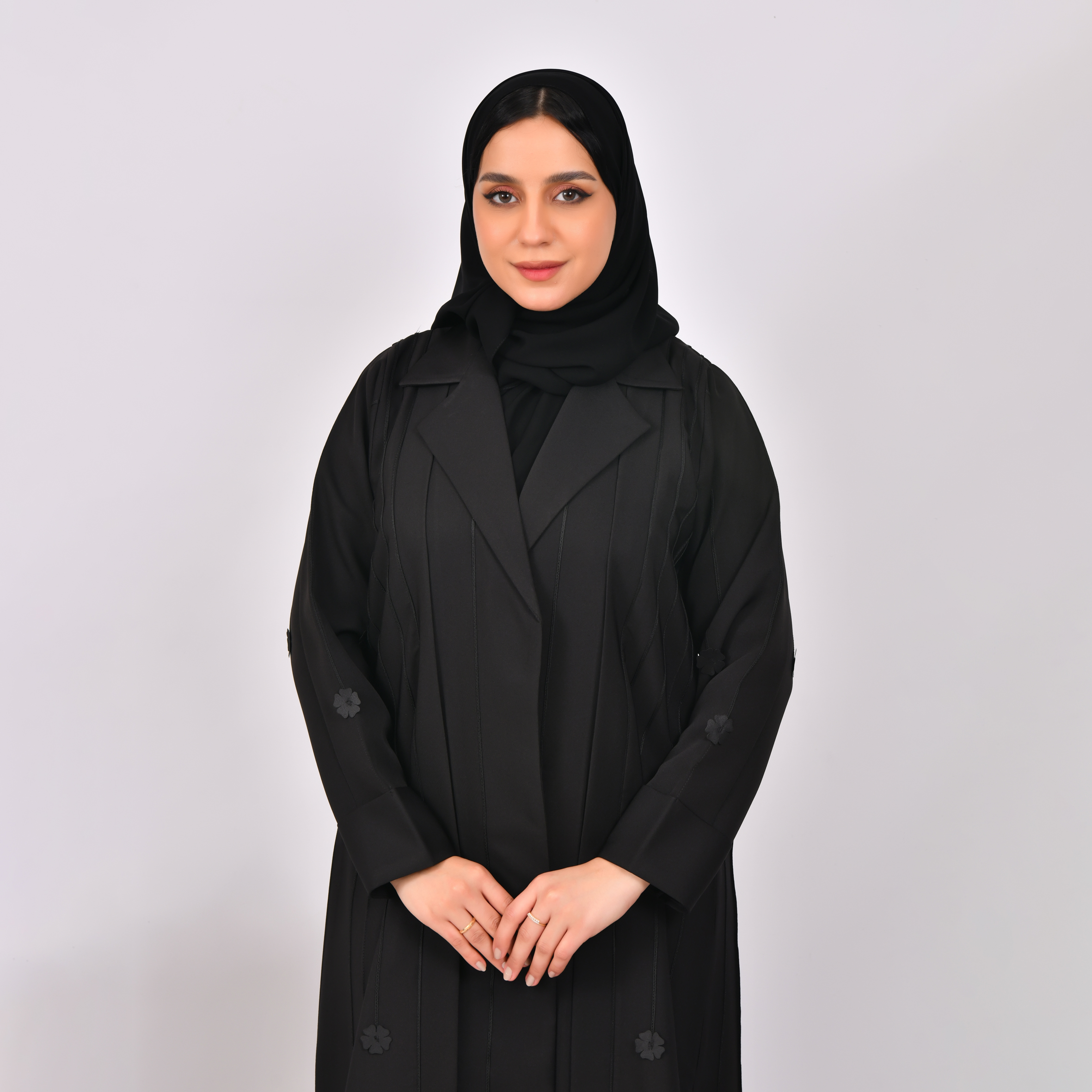 عباية سوداء ربع كلوش بقصة رسمية مزينة بقيطان وزهور سوداء 