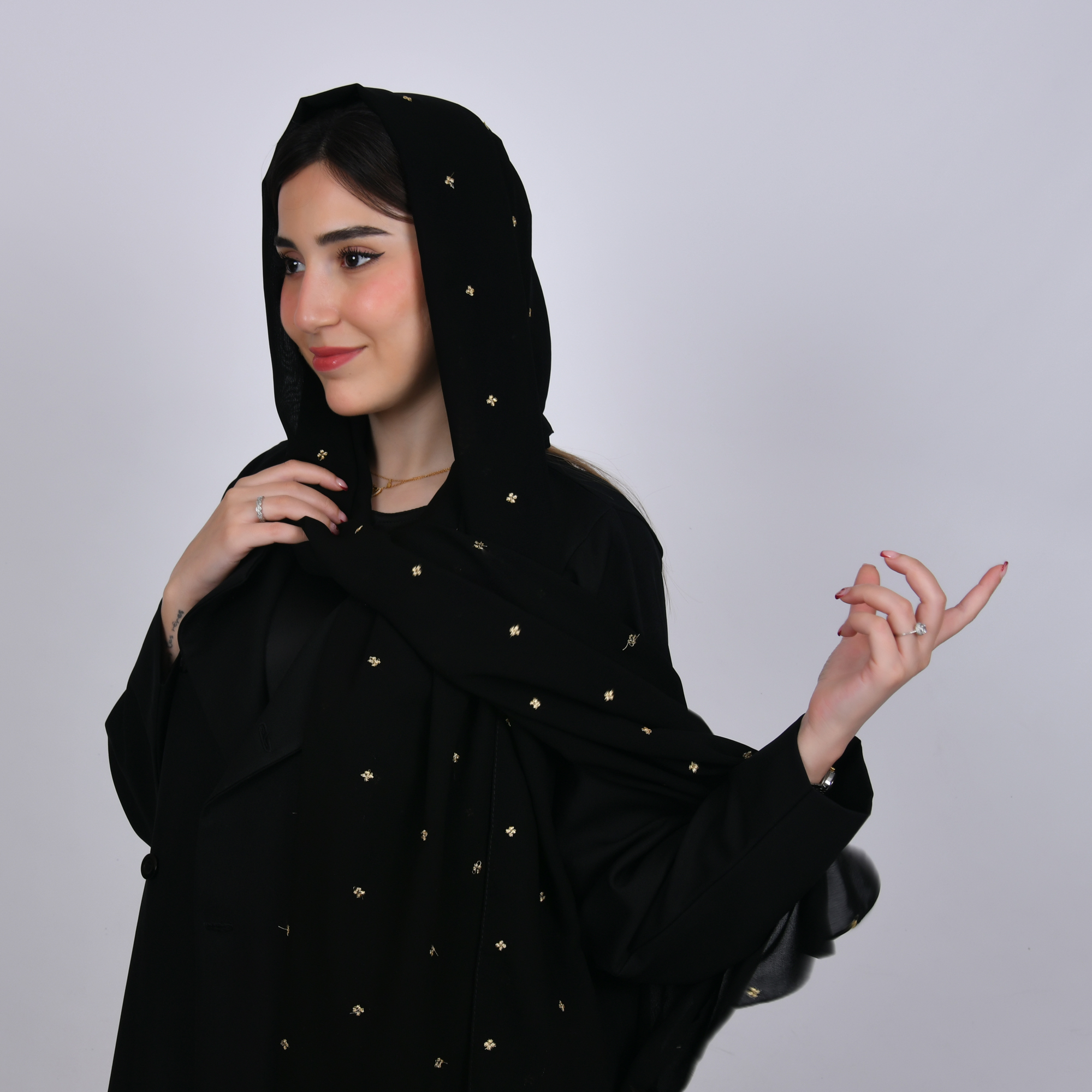  طرحه  حرير بلون اسود  و زهور ذهبيه  صغيره متفرقة   