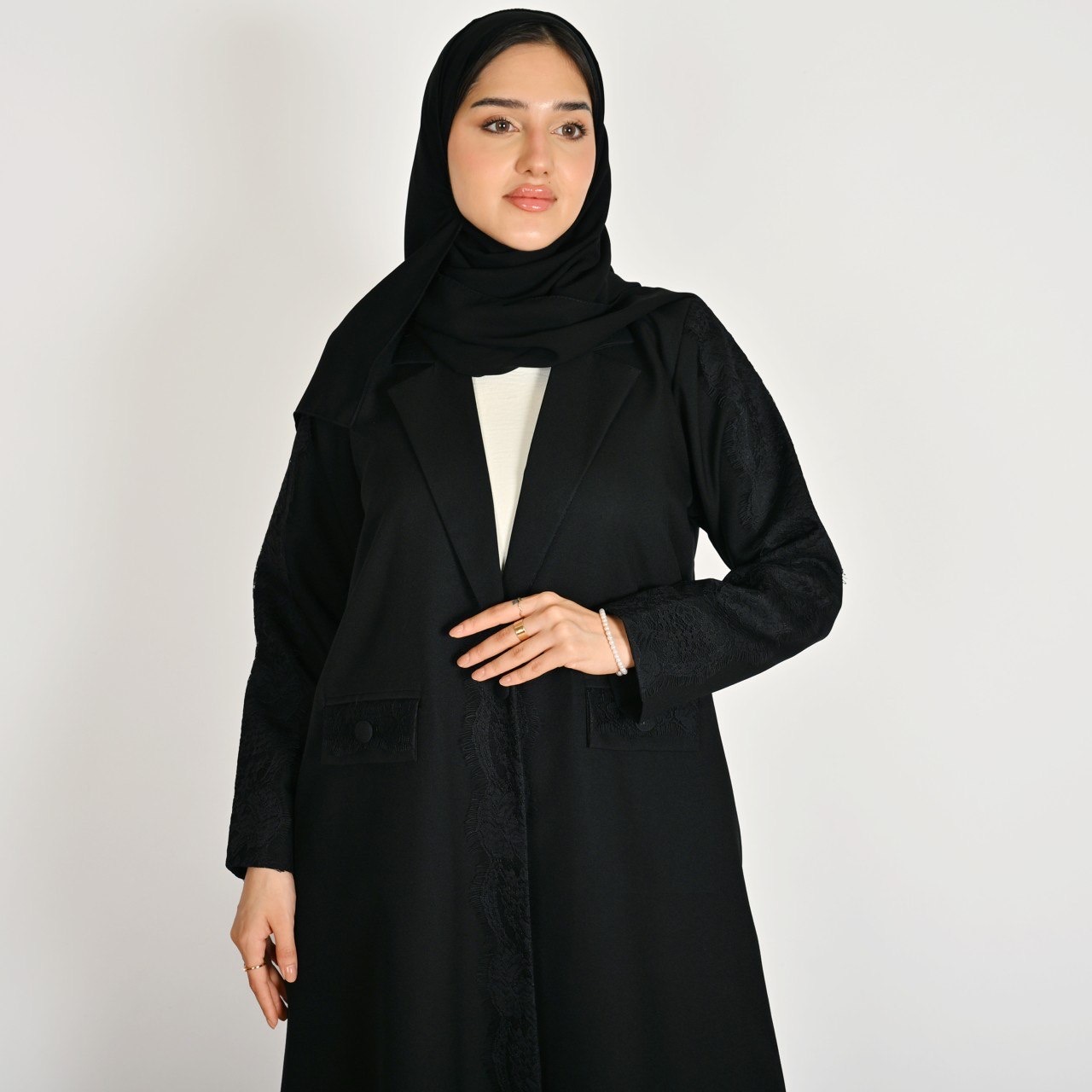  بليزر اسود بجيوب امامية مزينة بالدانتيل الراقي 