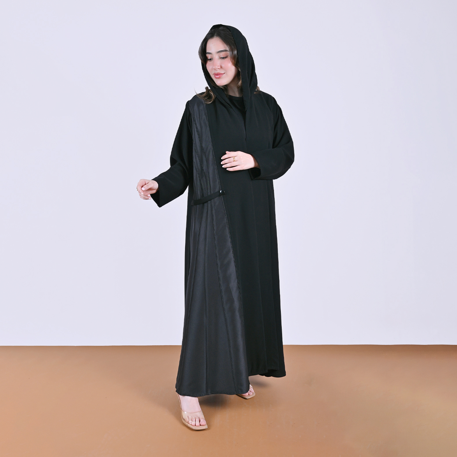  عباية لف سوداء تصميم أنيق بلمسة مختلفة بتداخل الجاكار المنقش بتفصيل جانبي 