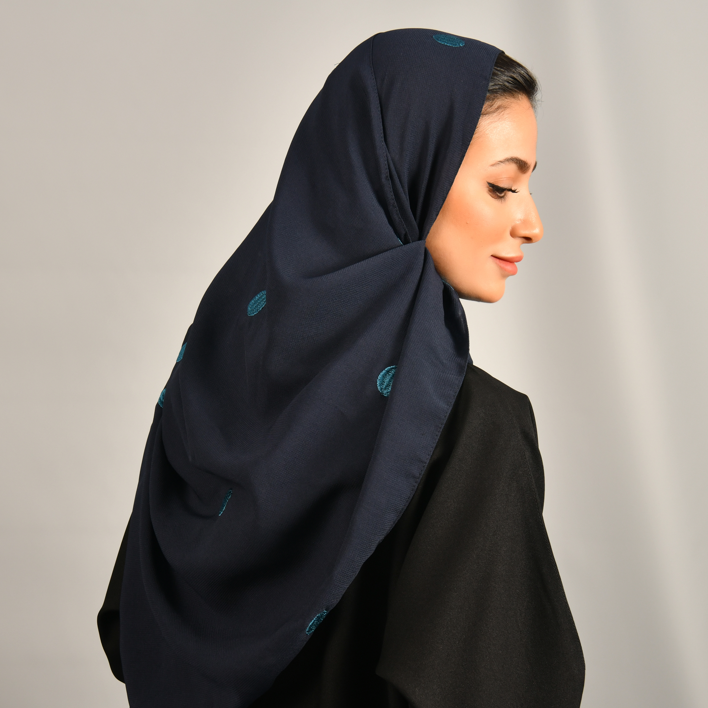  طرحه حرير كحليه  بتطريز  دائرى باللون الازرق 