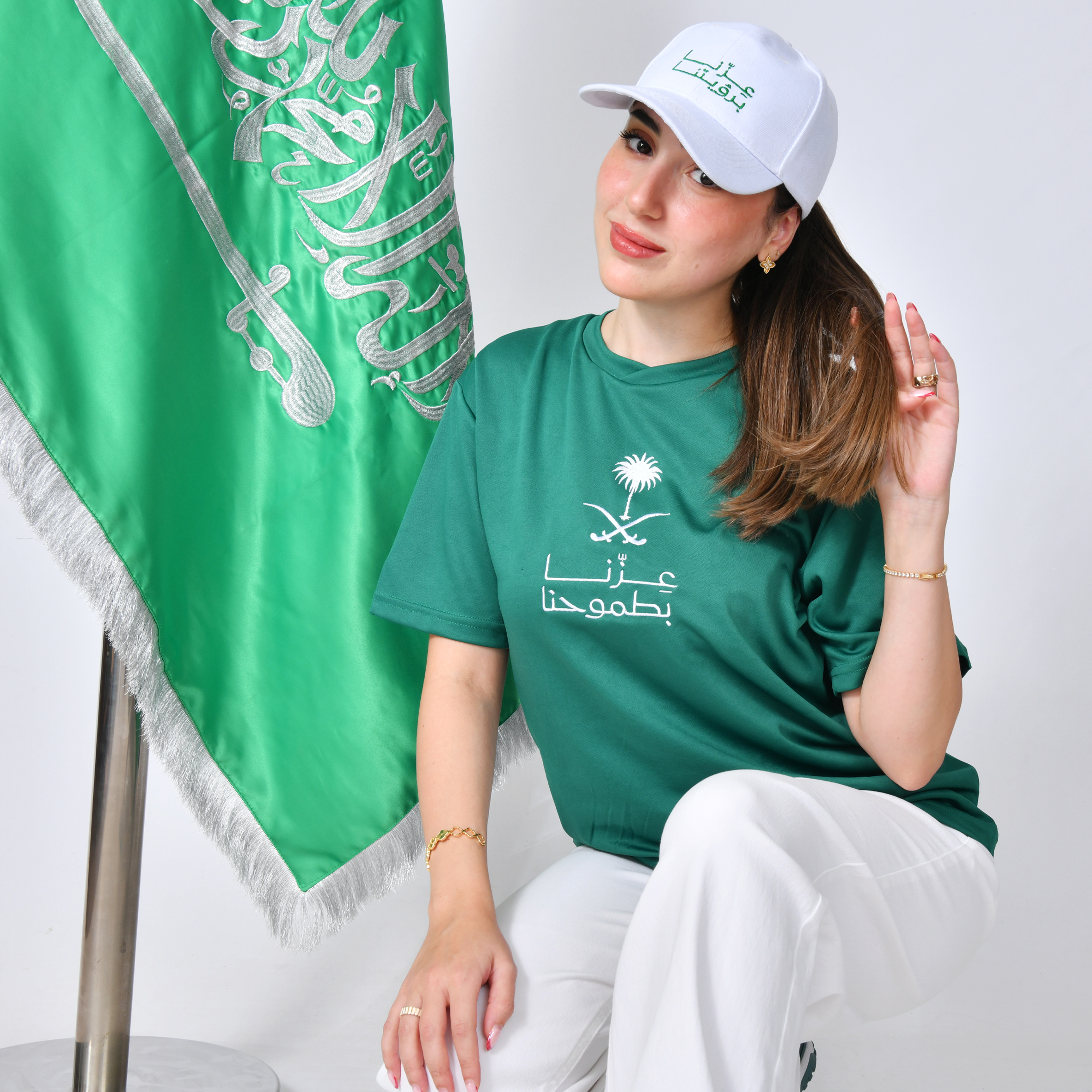  تيشيرت أخضر بتطريز شعار عزنا بطموحنا مع سدو من الخلف  
