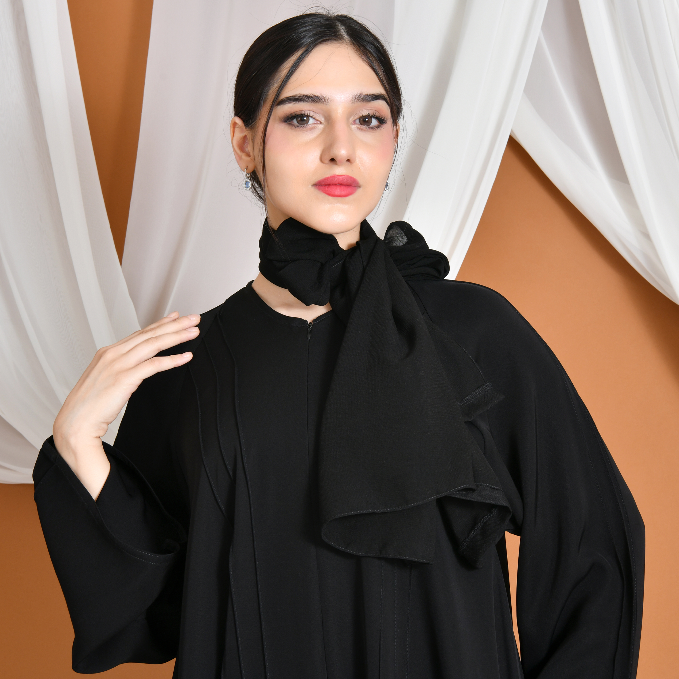  عباية هالة | بتصميم كلوش بخياطة ناعمة مغلقة بسحاب 