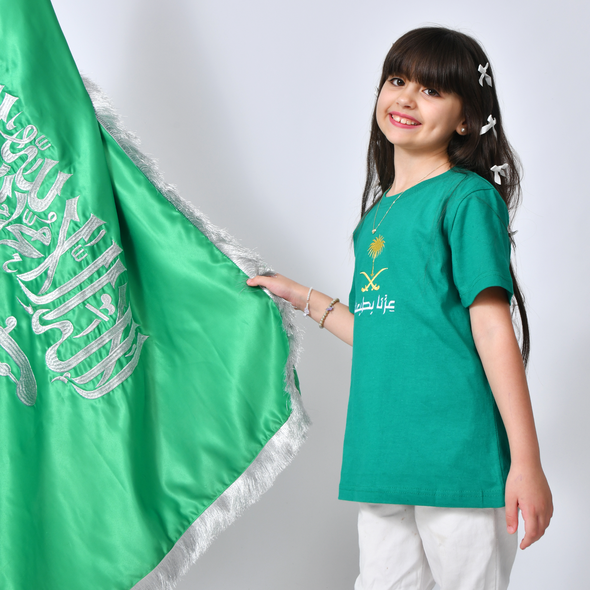  تيشيرت اخضر بتطريز ذهبي شعار عزنا بطبعنا ( للأولاد والبنات) 