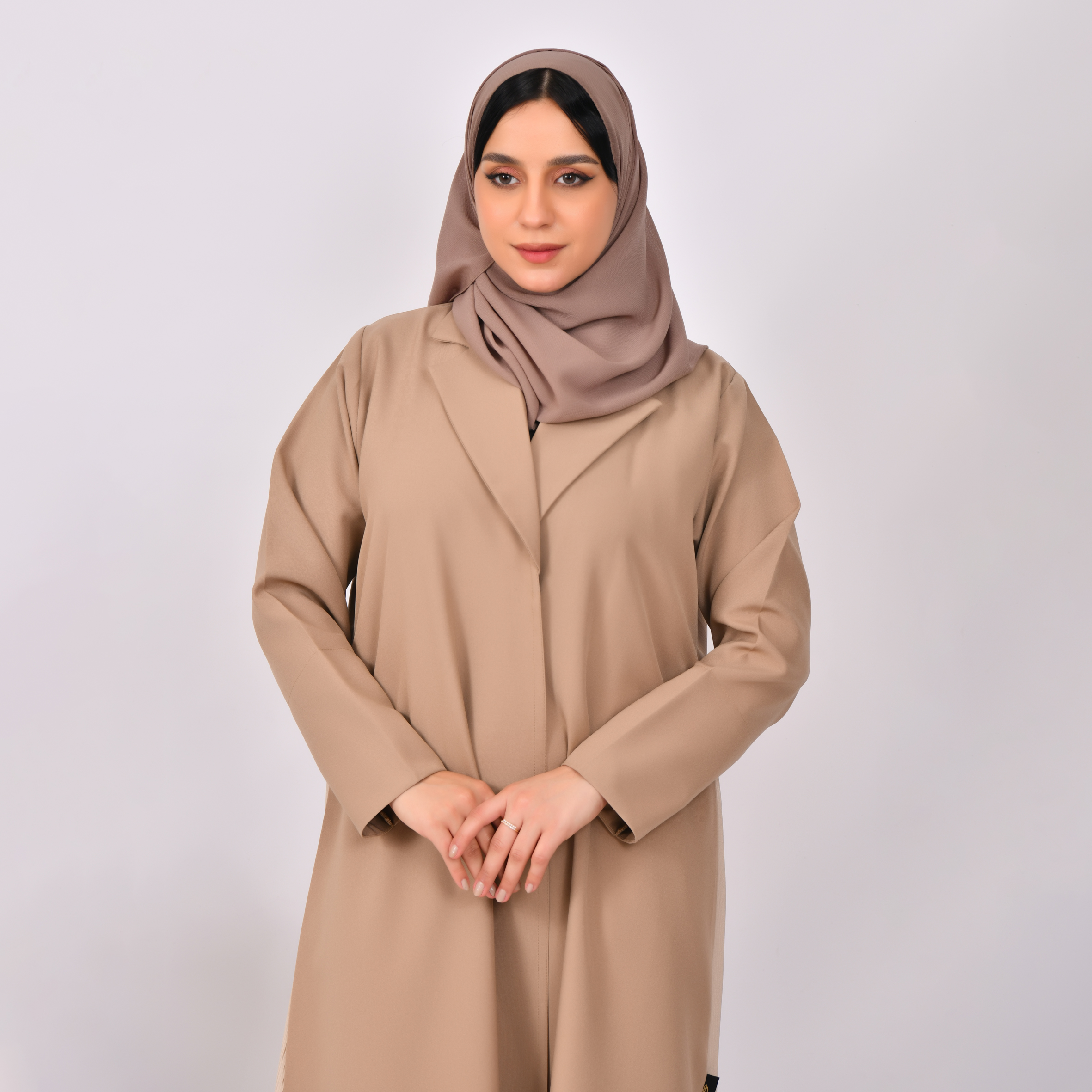  عبايةعباية بليزر باللون البيج الغامق  مع تداخل اللون البيج الفاتح   مع كسرات اسفل العباية  