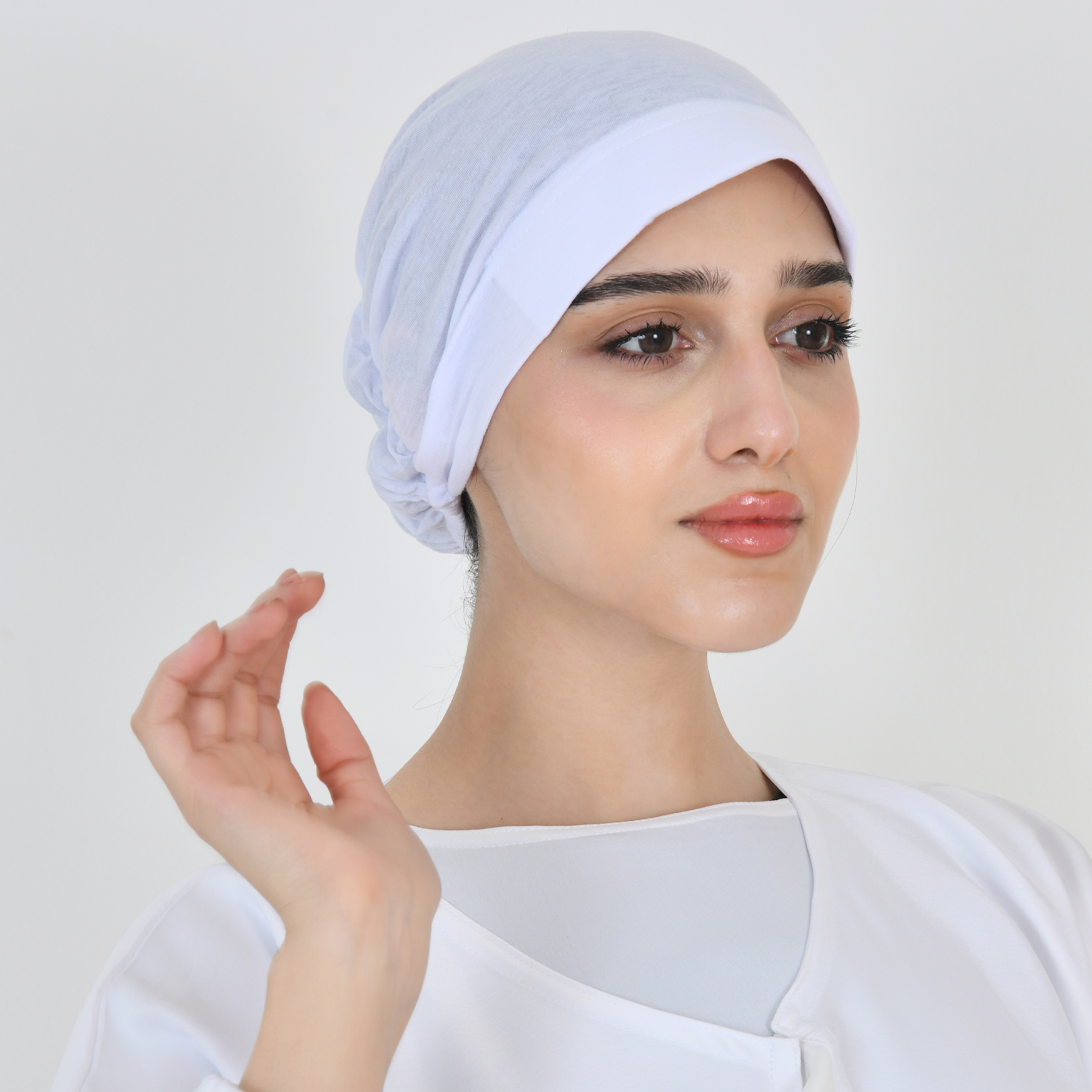  قبعة بيضاء مع مطاط خلفي  