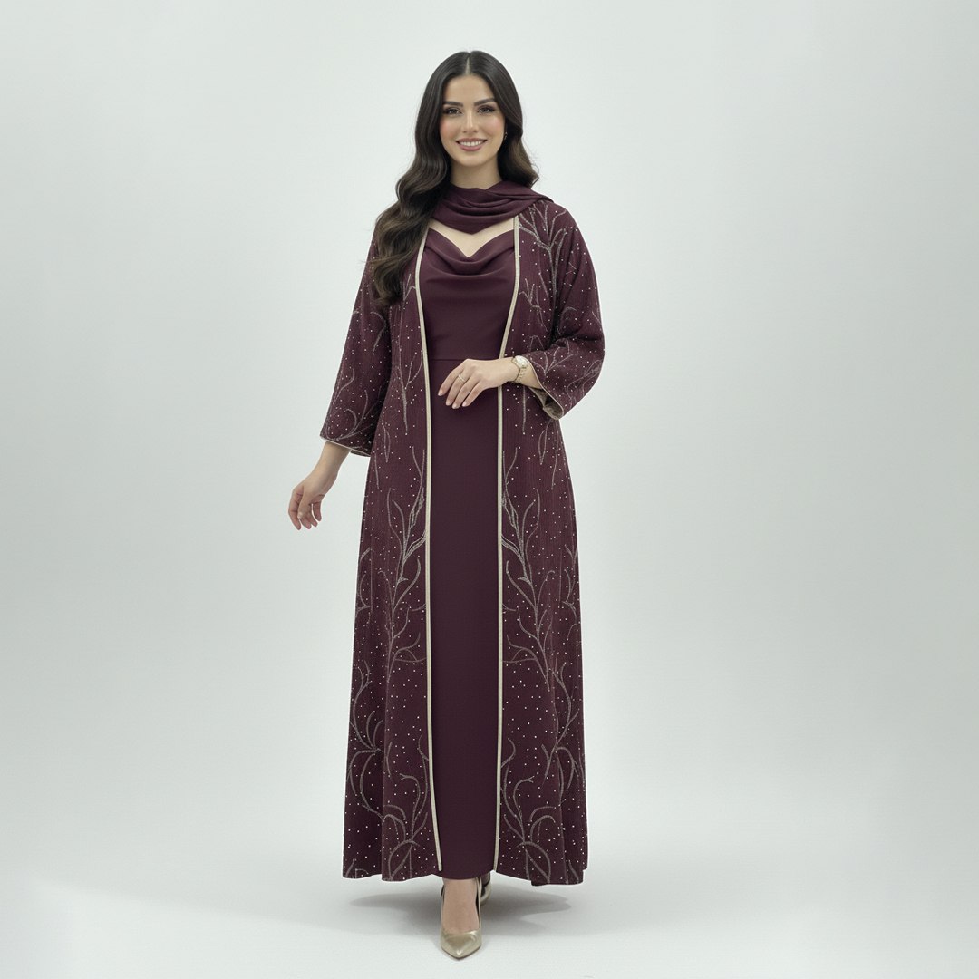  عباية باللون العنّابي مزينة بتطريز ذهبي وفصوص 