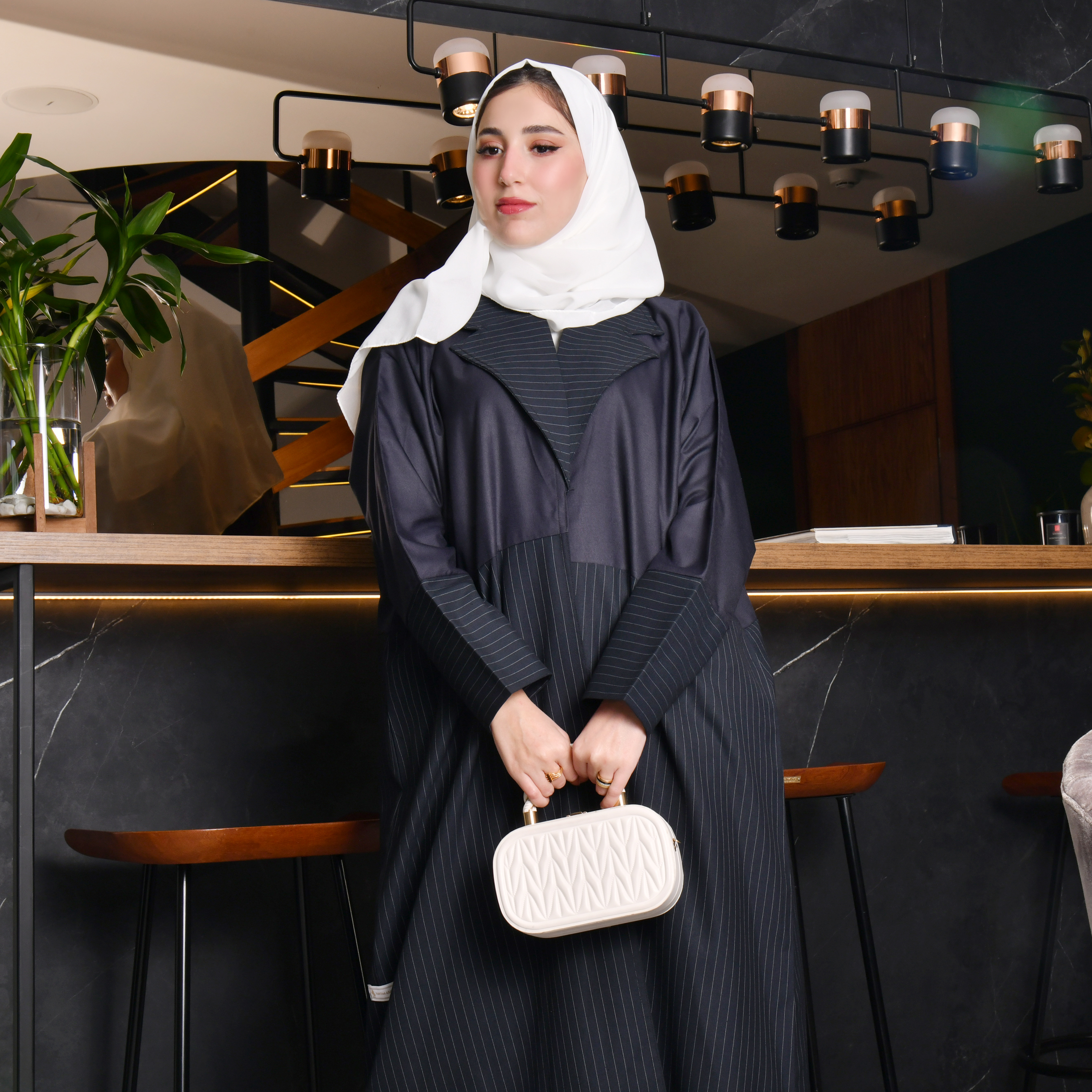  عباية بليزر لف كحلية بنصف مقلم ابيض  