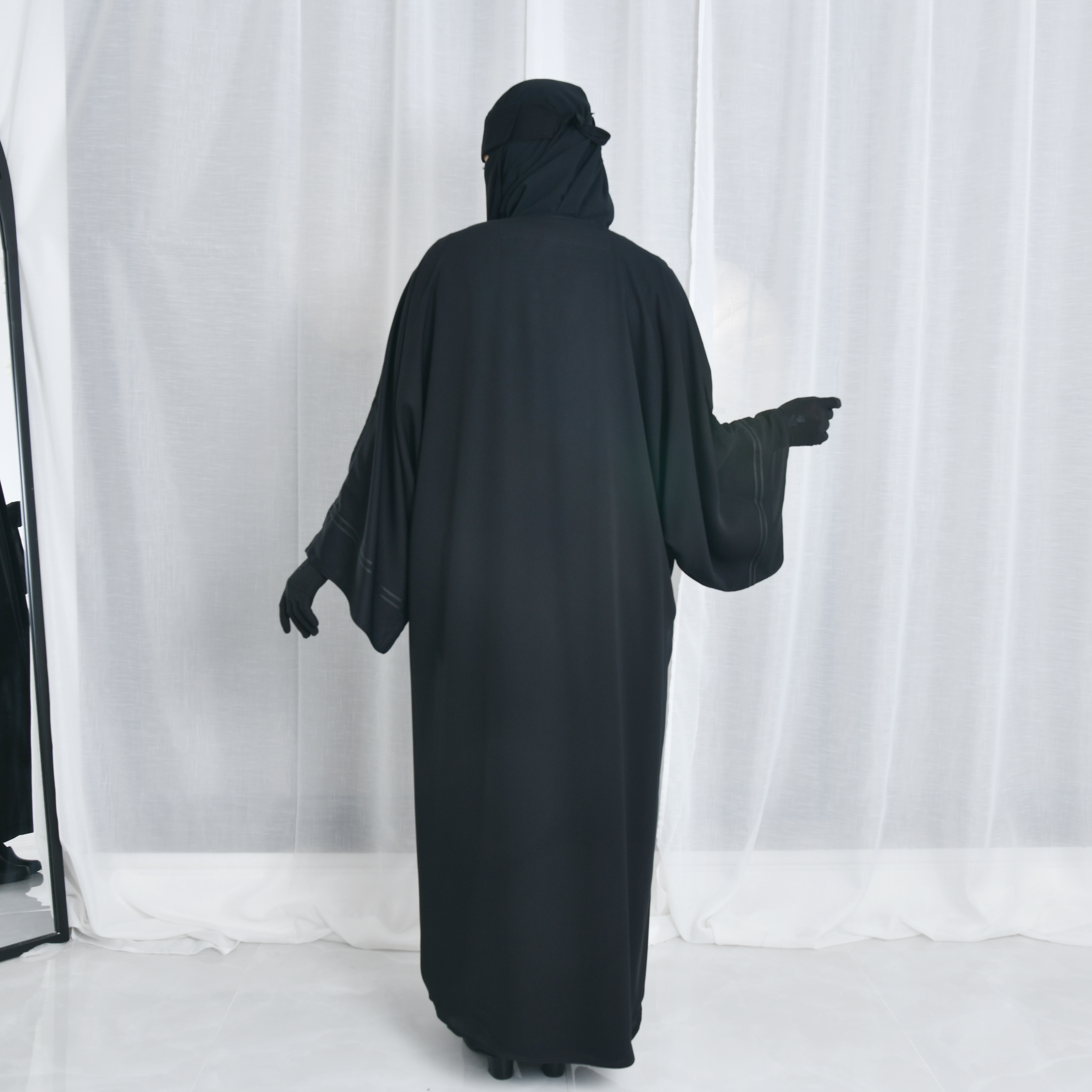  عباية كتف سوداء مغلقة بطقطق وكم واسع مزين بقيطان 