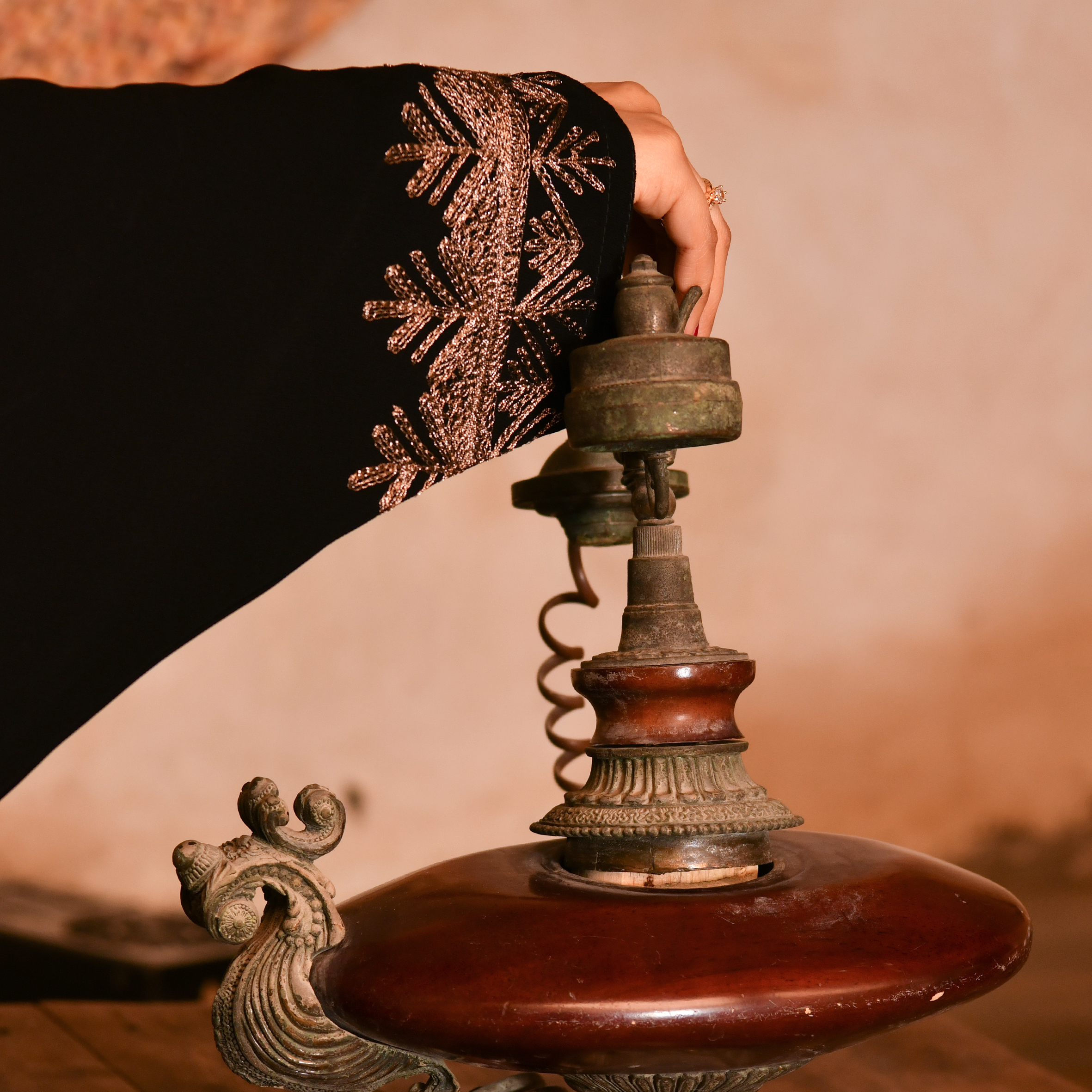  عباية بشت لف بتطريز نقوشات السدو المدموجة بالثقافة العسيرية باللون النحاسي الماع 