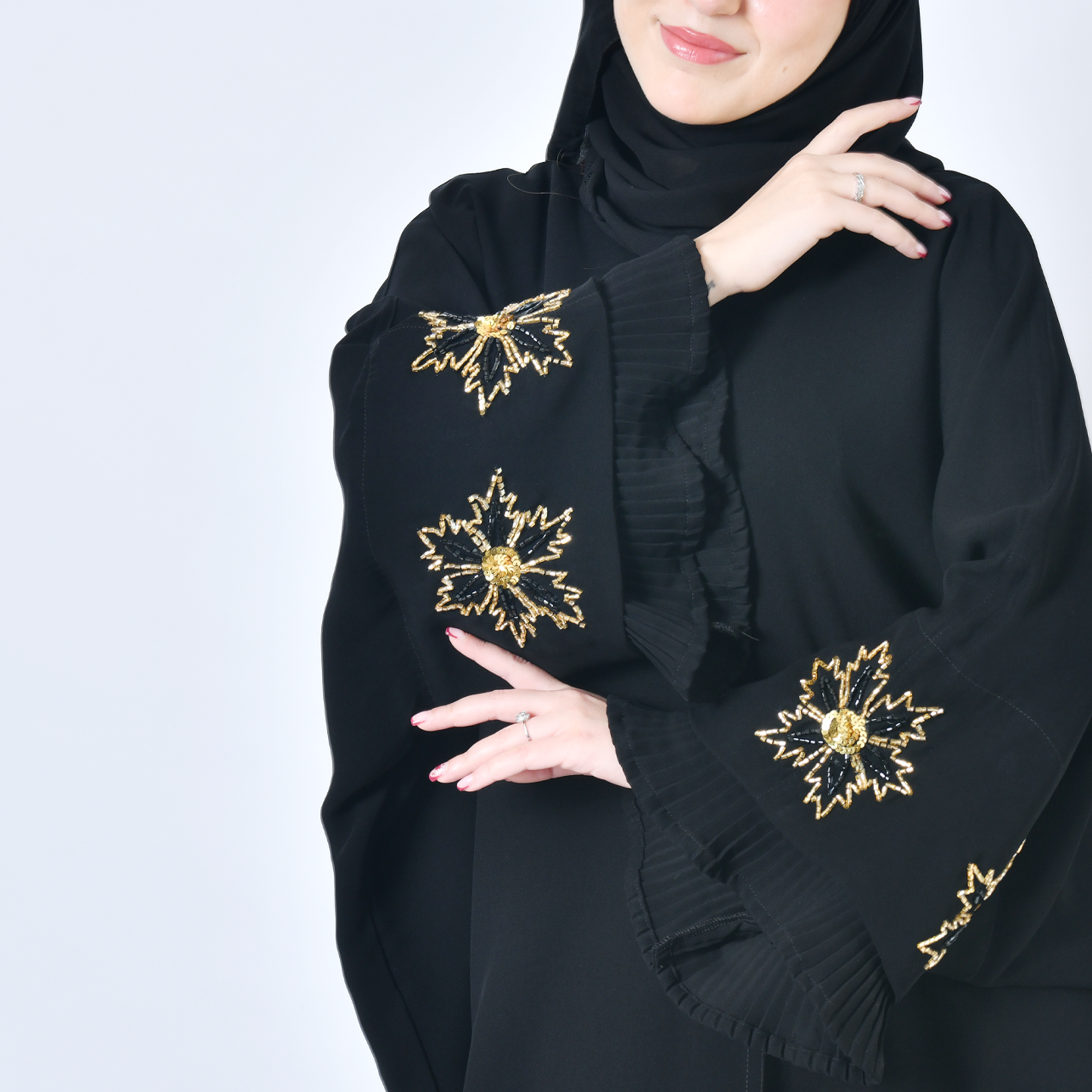  عباية لف سوداء بشت بأكمام مميزة واسعة مزينة بشك يدوي بارز باللون الاسود والذهبي  