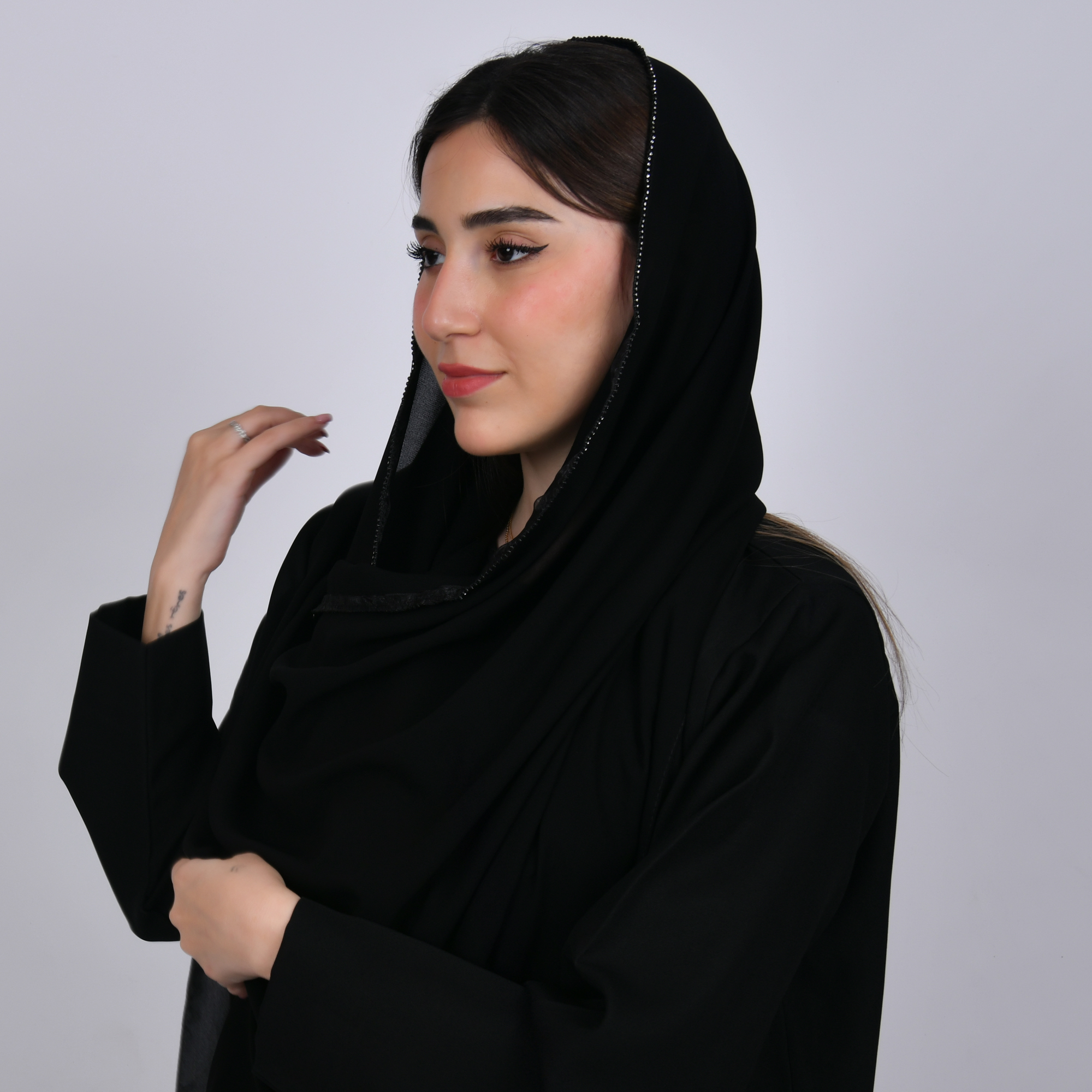  طرحه حرير سوداء مزينه بخط كرستال  ناعم على حواف الطرحه 