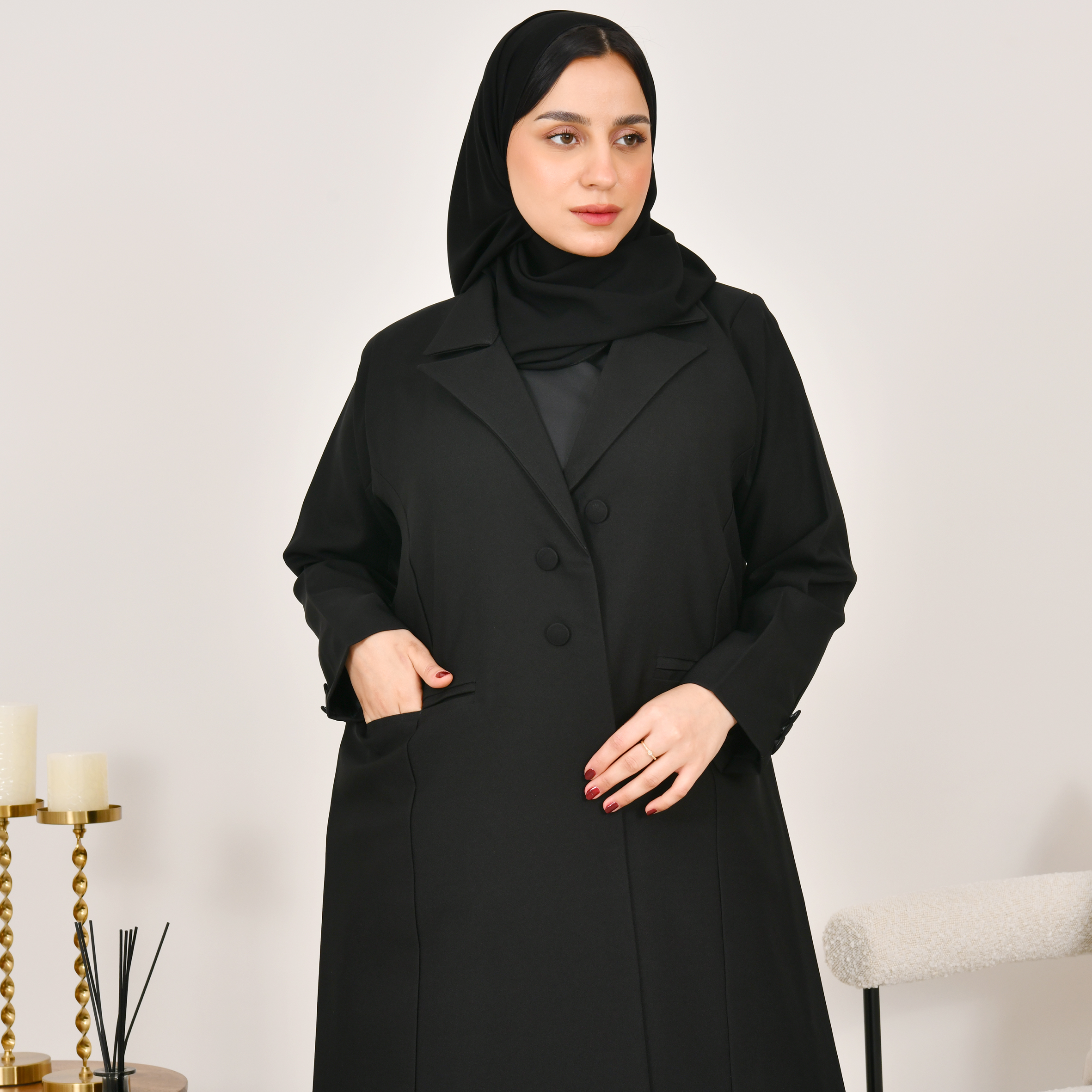  بليزر لف باللون الاسود بقصة ربع كلوش مع جيوب امامية 
