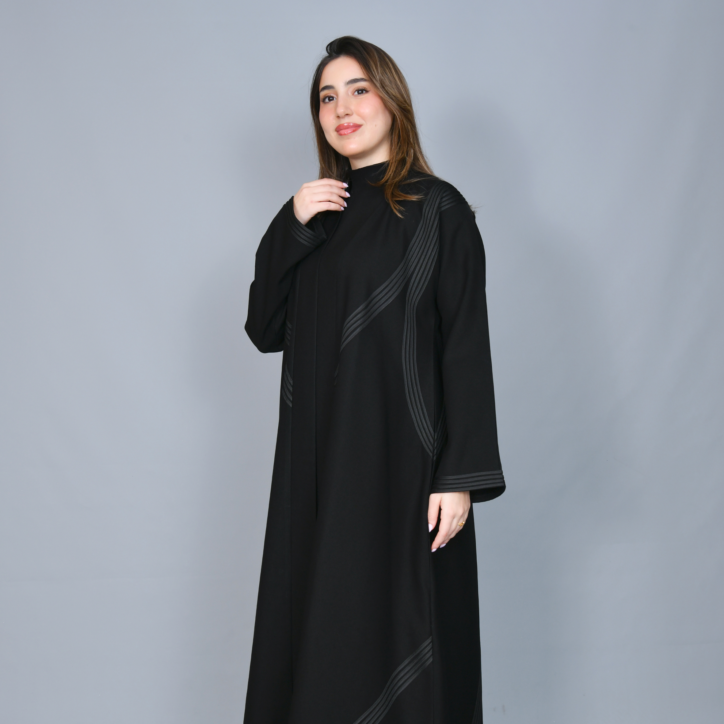  عباية سوداء أنيقة بقصة نص كلوش مزينة بـ خيوط قيطان بخطوط منحنية وانسيابية  