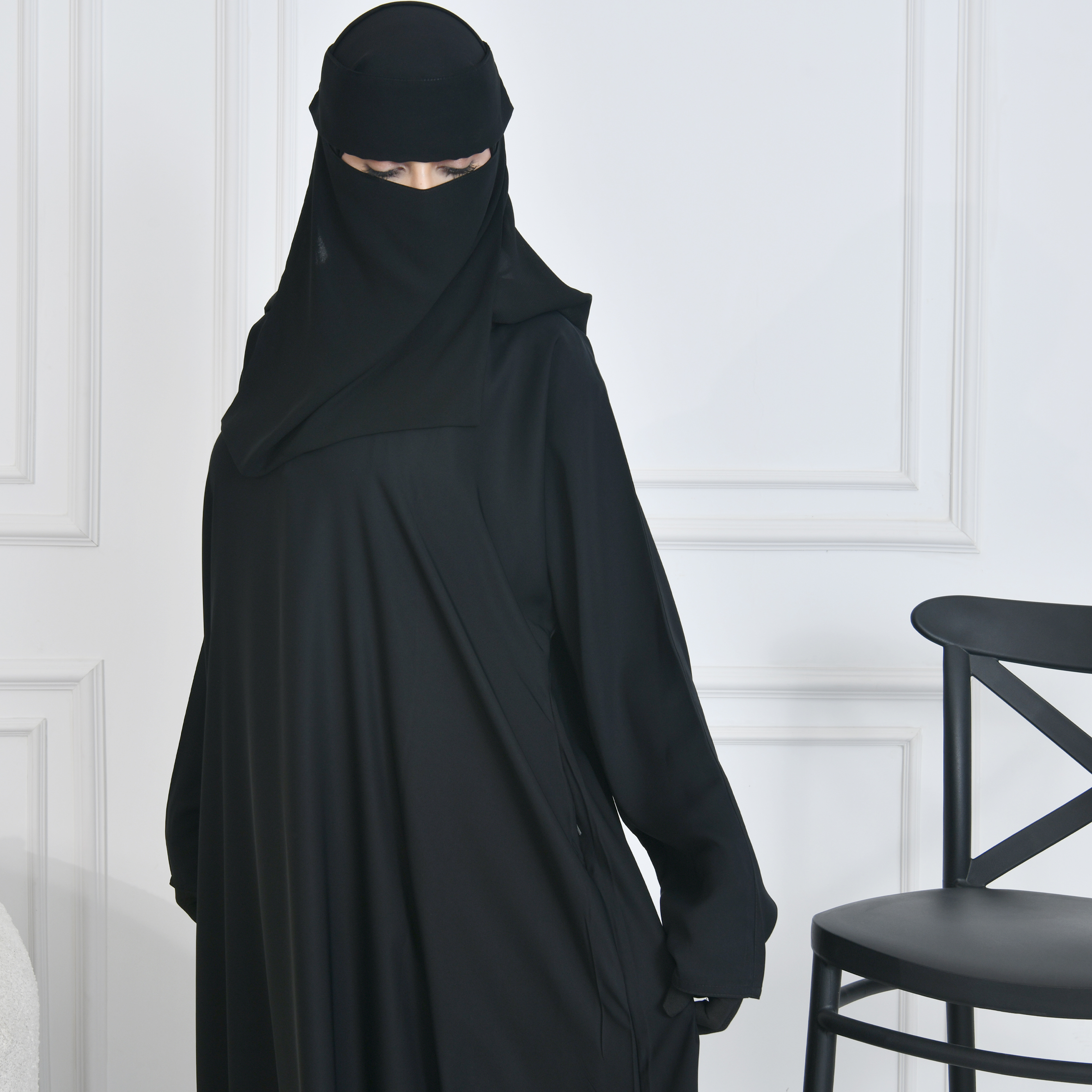  عباية كتف سوداء مغلقة بأكمام ضيقة وجيوب مخفية مزود بسحاب اغلاق 