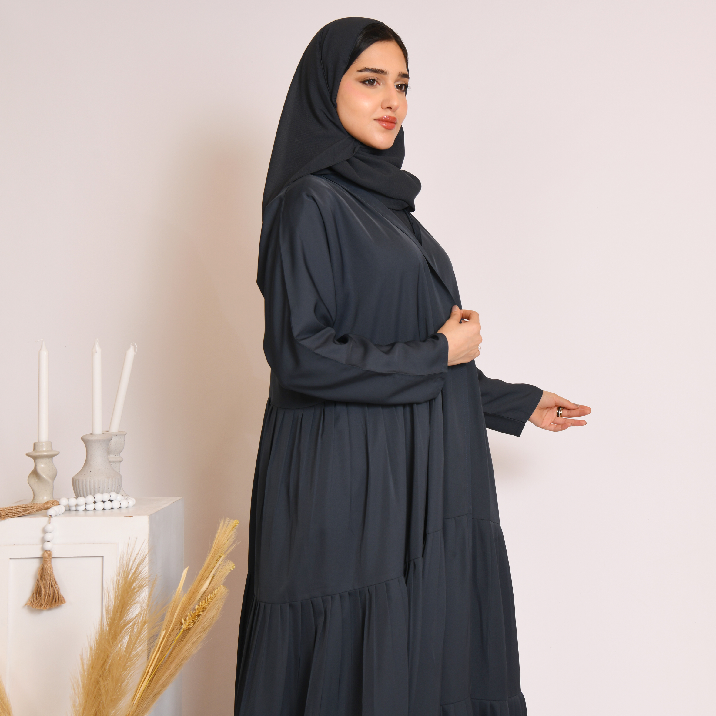  عباية ربع كلوش باللون الكحلي بكسرات 