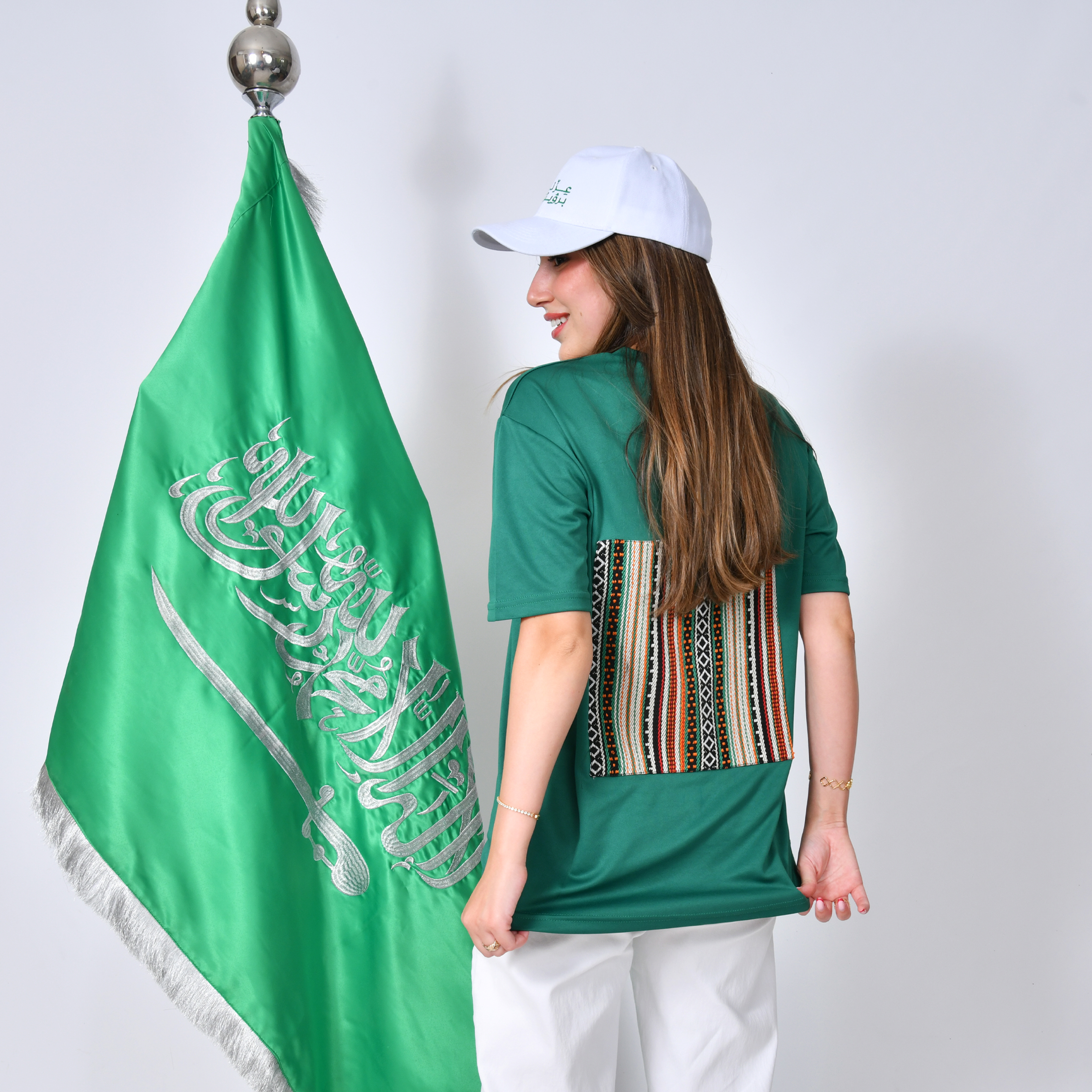  تيشيرت أخضر بتطريز شعار عزنا بأصالتنا مع سدو من الخلف  
