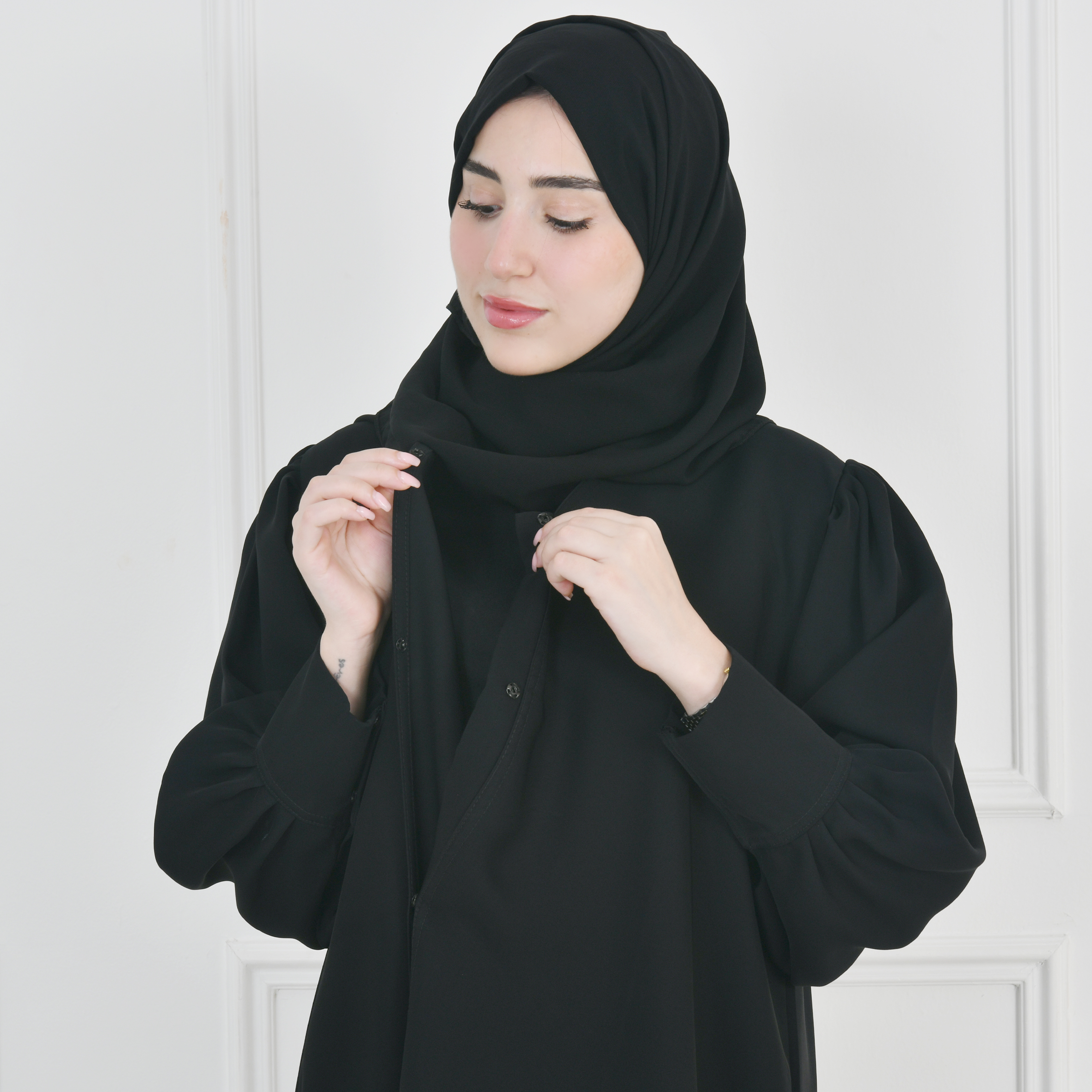  عباية سوداء ربع كلوش بأكمام عملية ضيقة تغلق بطقطق 