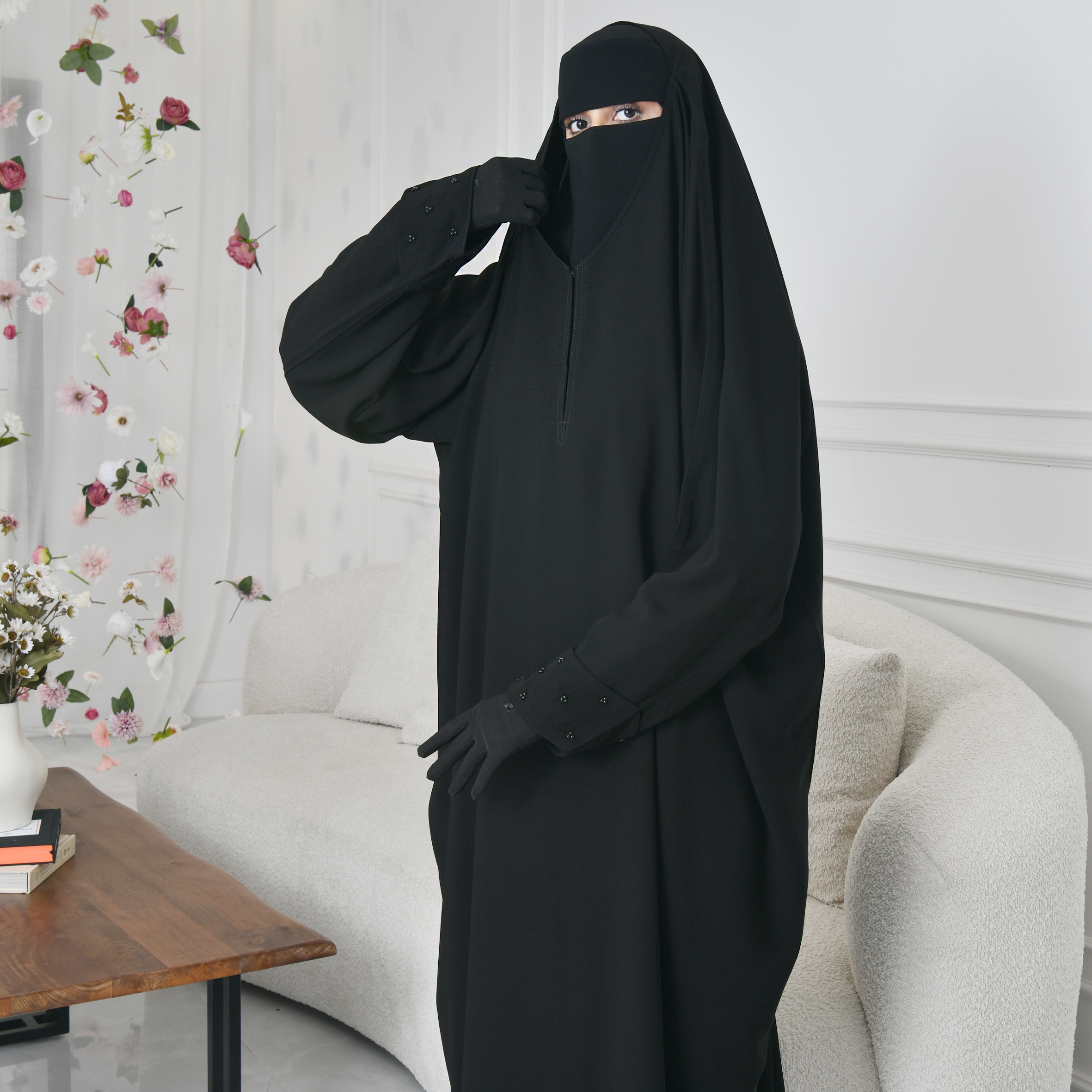  عباية راس مغلقة بطقطق من الاعلى بأكمام مزينة باللؤلؤ الاسود 