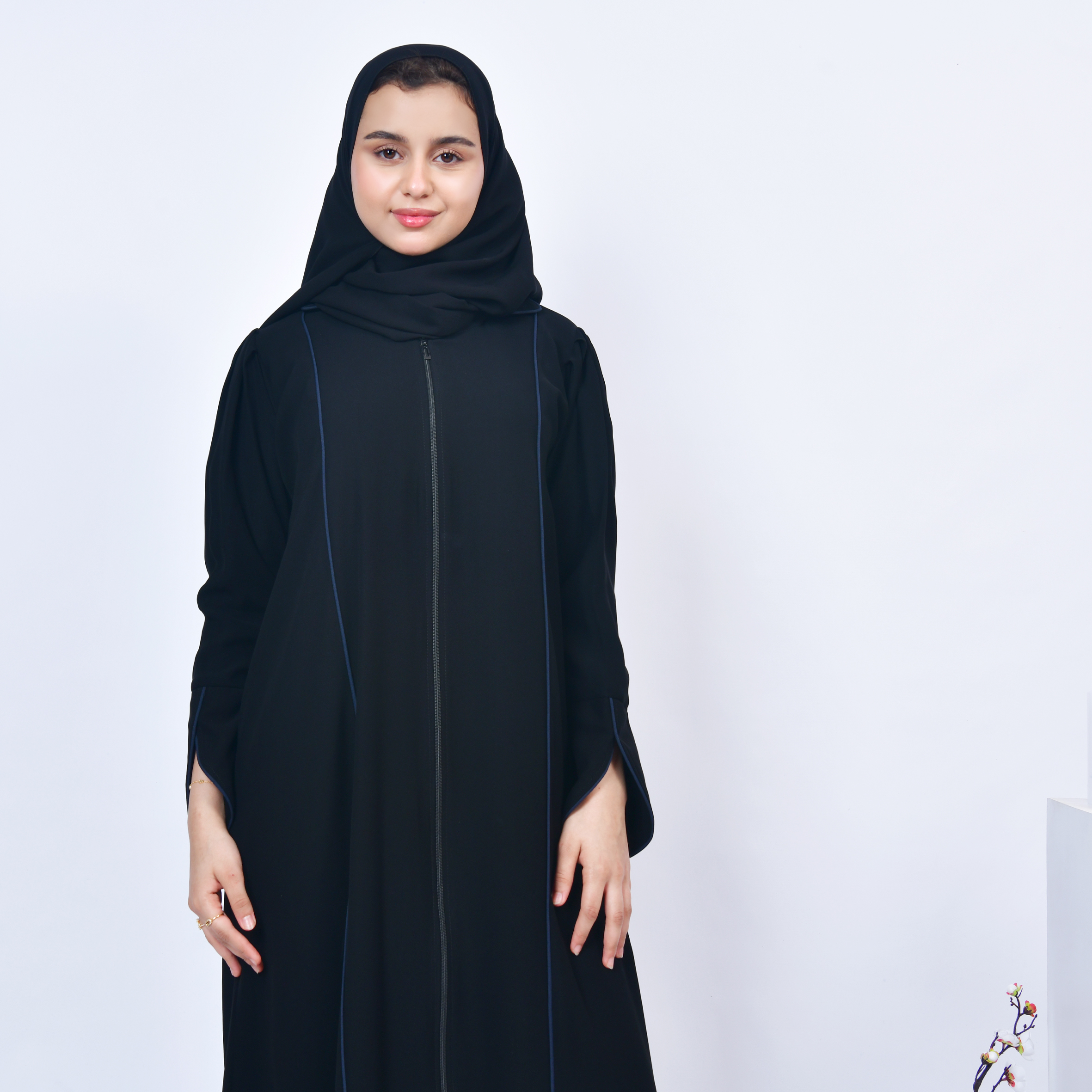  عباية بناتية عملية مغلقة بسحاب مع تحديد قيطان باللون الكحلي  