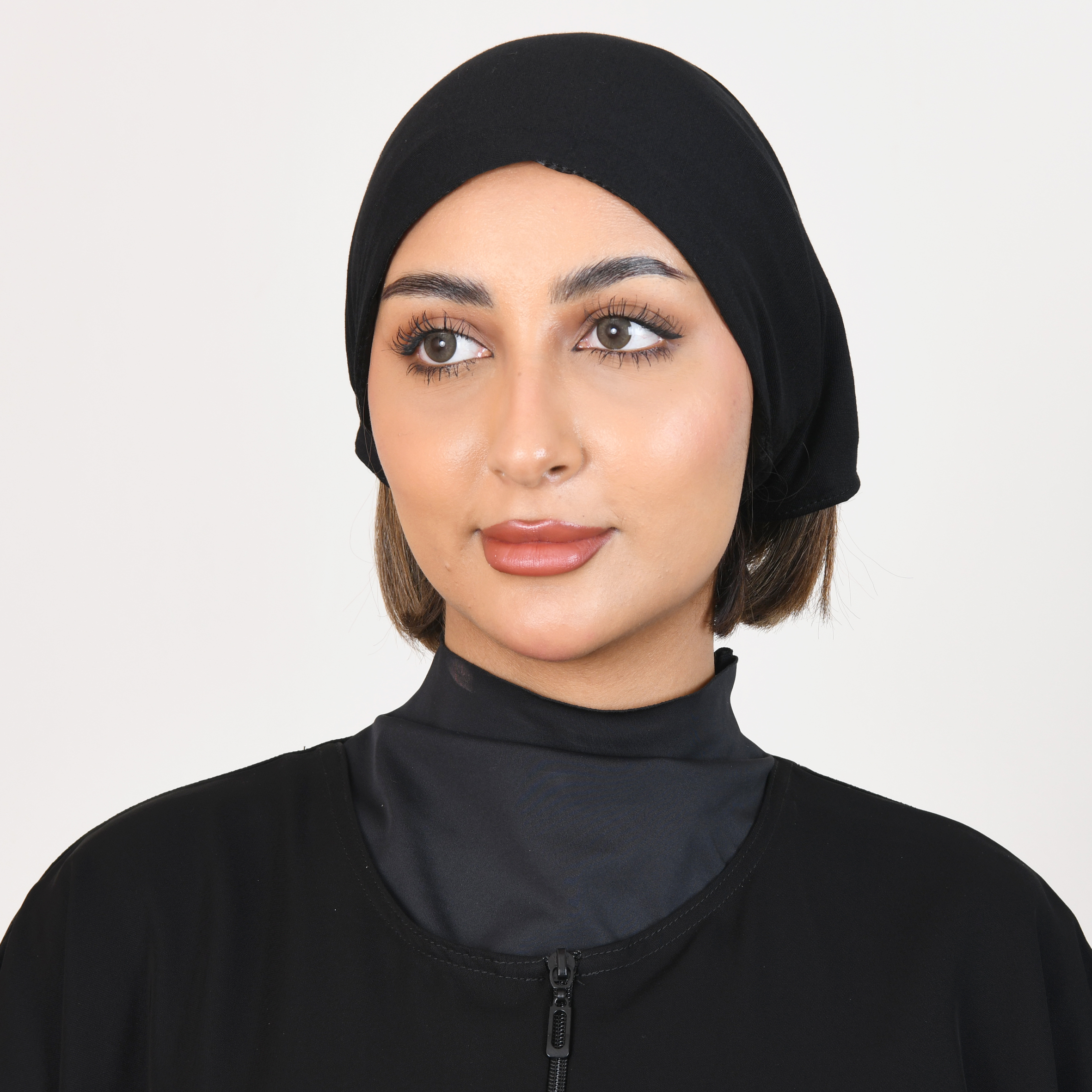  قبعة قطنية مع بطانه حرير برباط و زم مطاطي من الخلف 