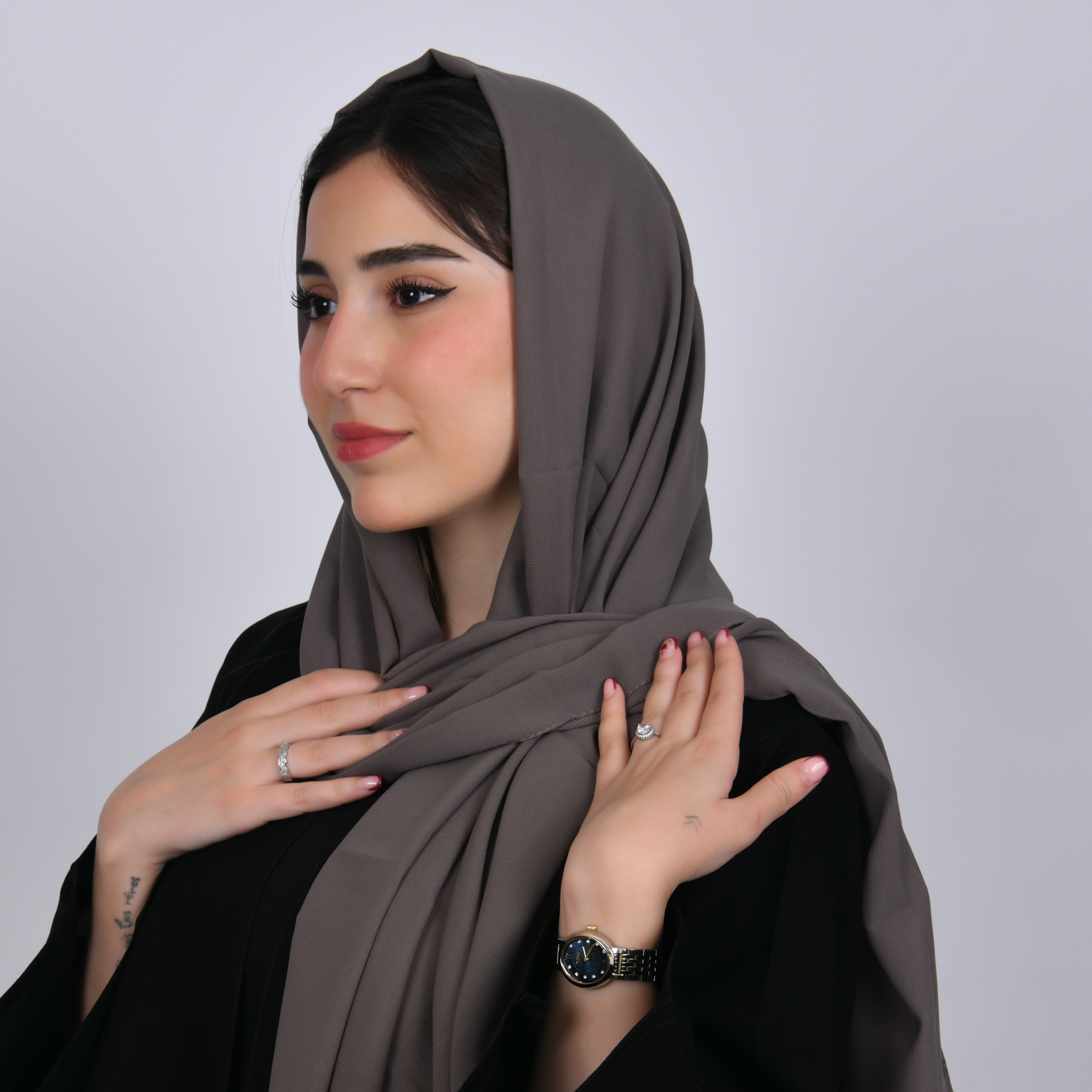  طرحه حرير بلون رمادي  بني 