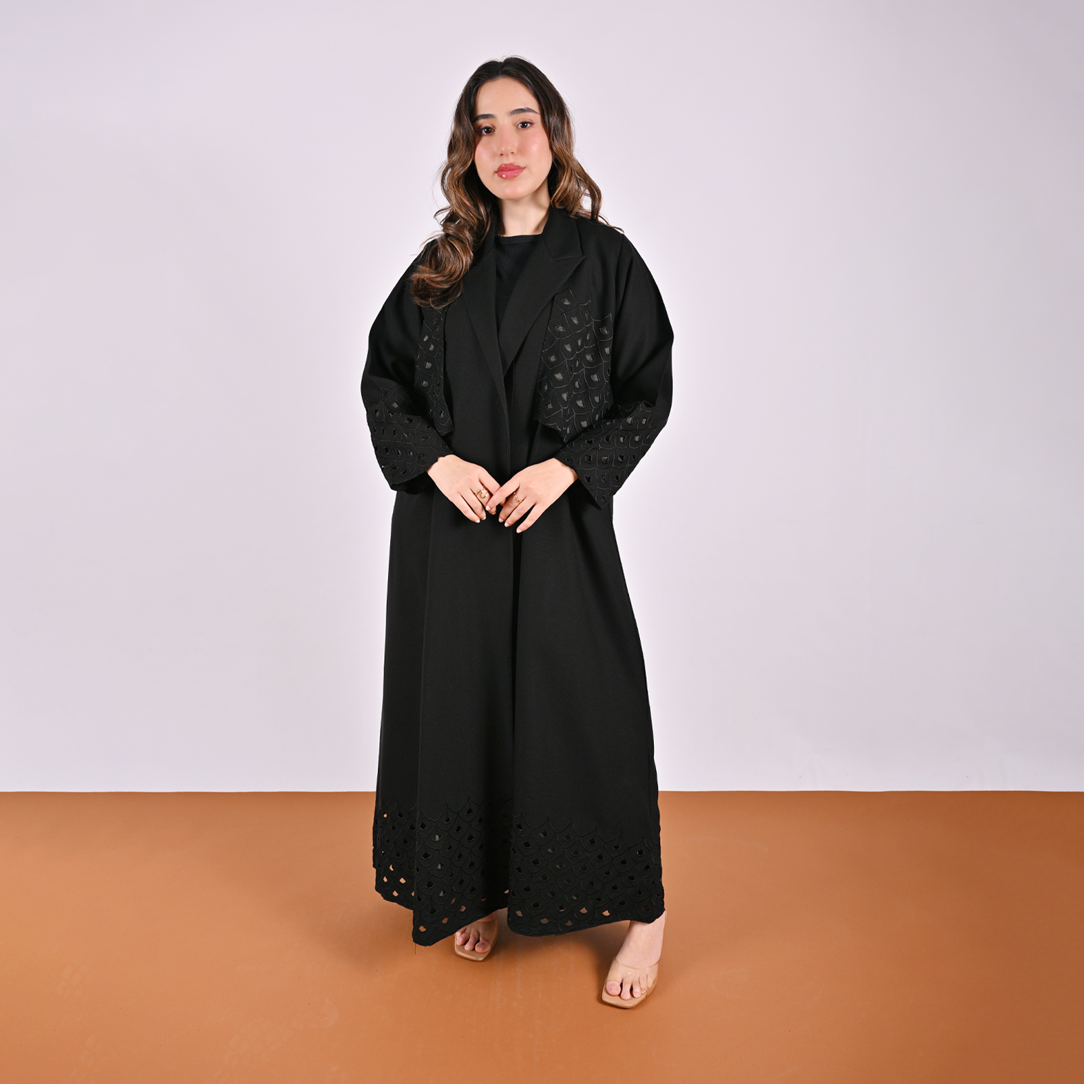  عباية بليزر بقصة مميزة مع بطانة بلون الزيتي الانيق 
