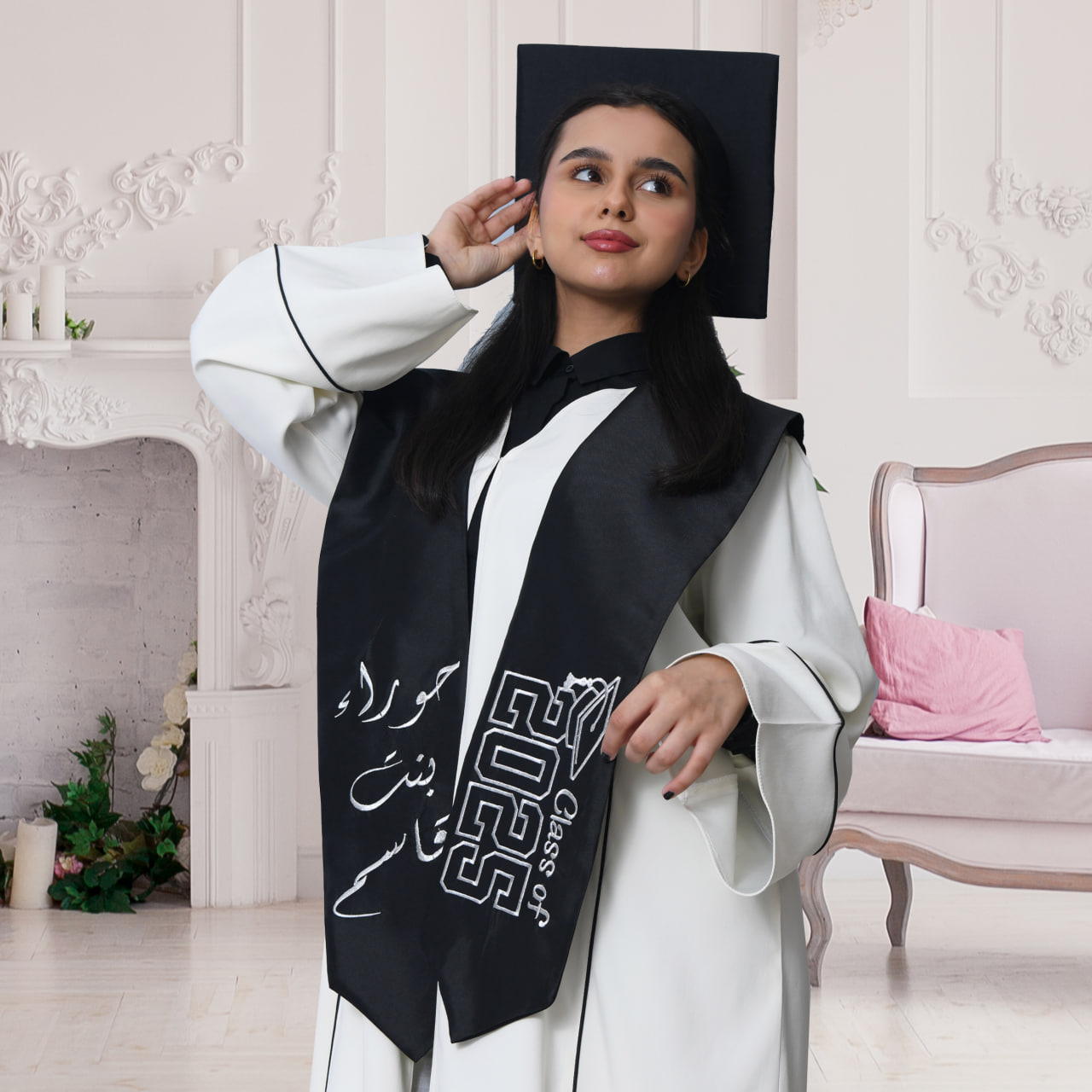  زي تخرج عباية اوف وايت مع وشاح وكاب اسود سادة  