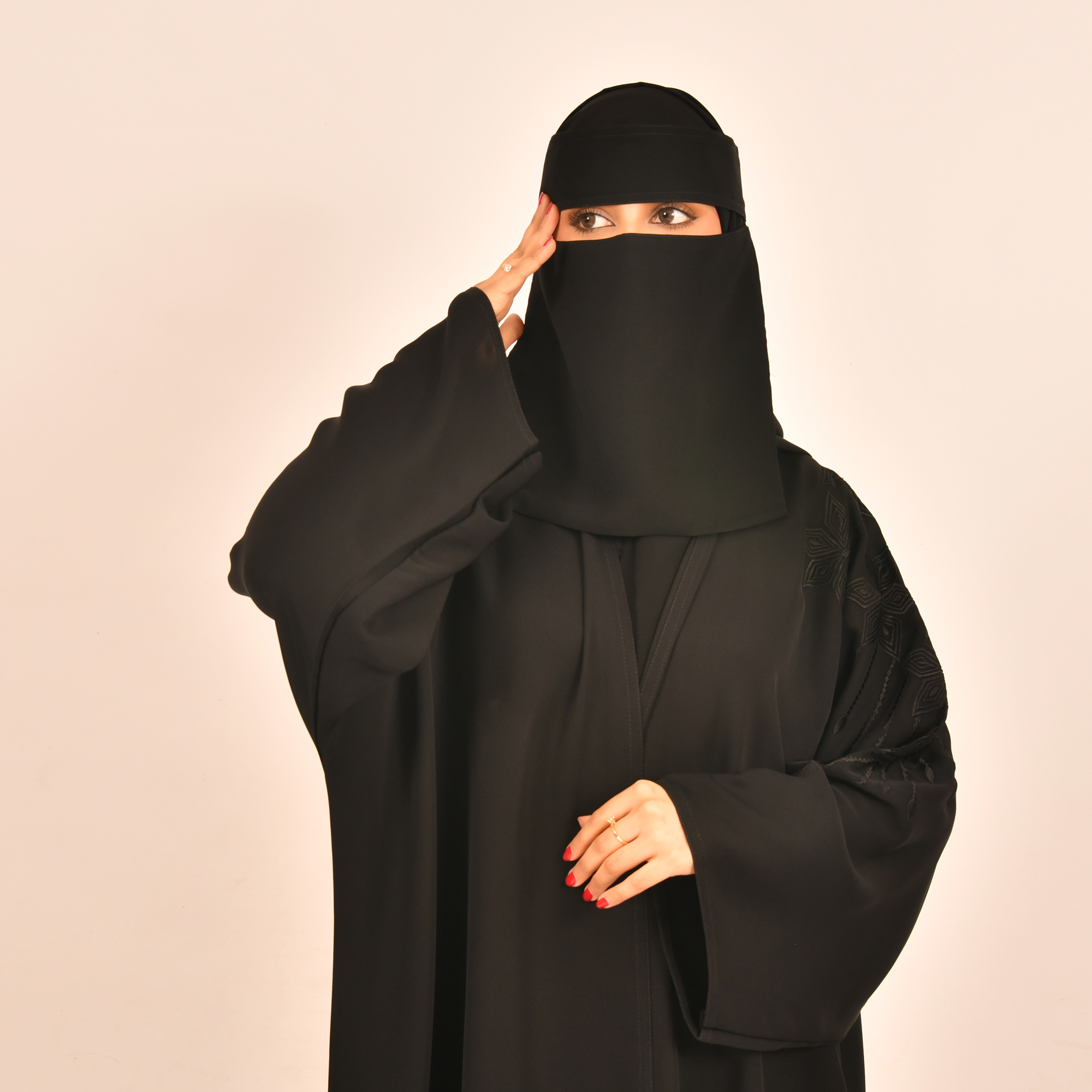  عباية لف سوداء بتصميم نص بشت بتطريز أنيق على أعلى الاكمام  