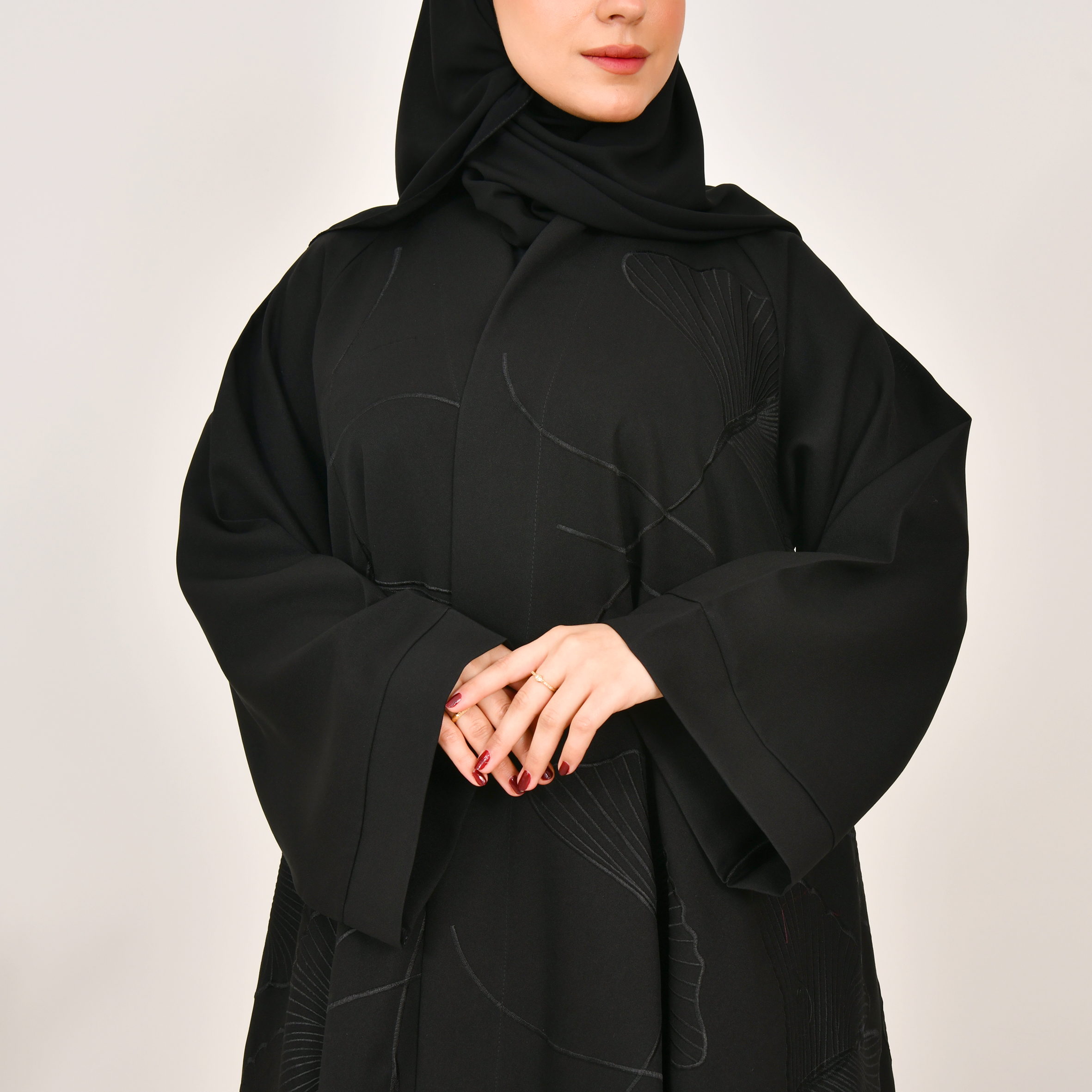  عباية لف كلوش بتطريز اسود انيق على كامل العباية 