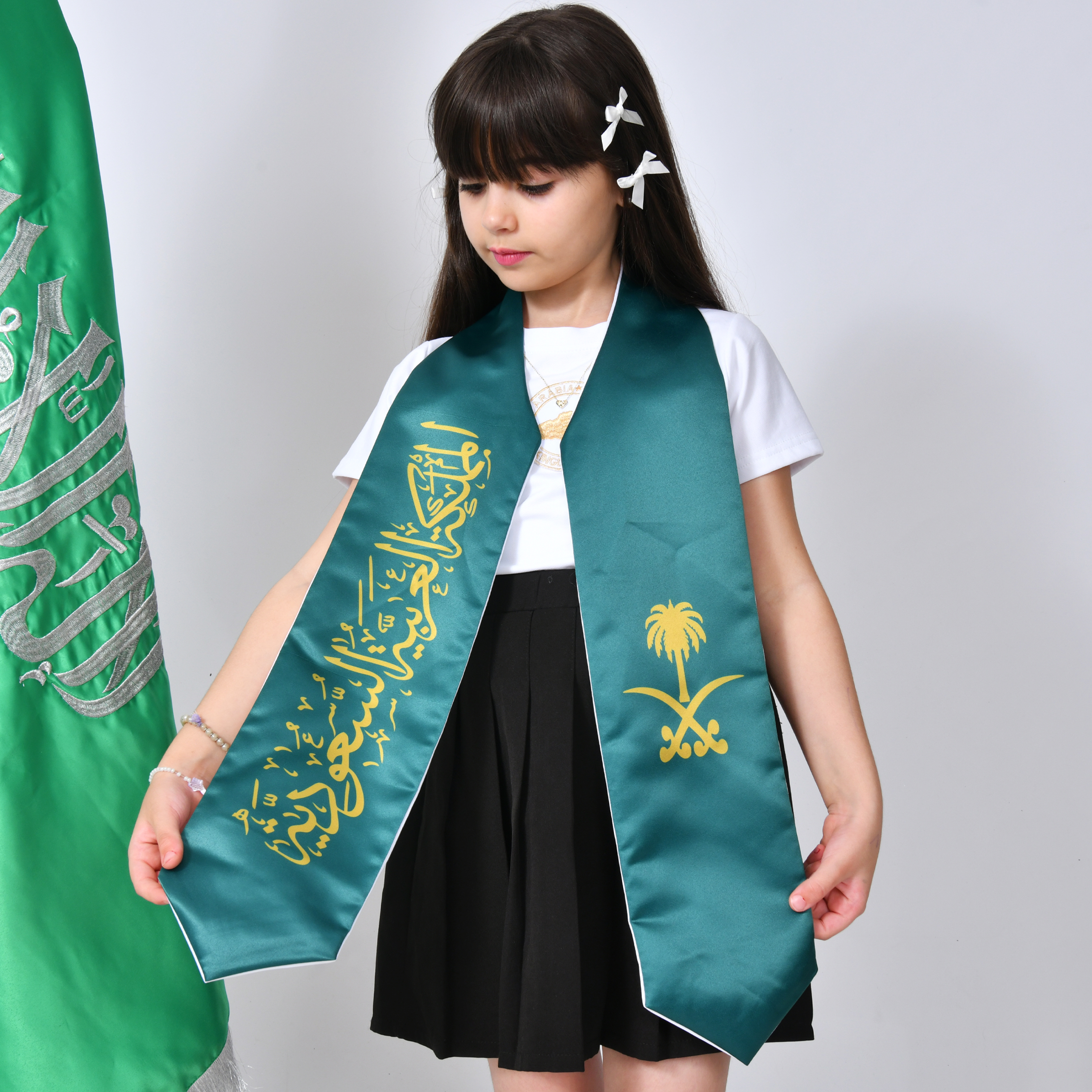  وشاح اليوم الوطني بشعار المملكه ذهبي (للأولاد والبنات) 