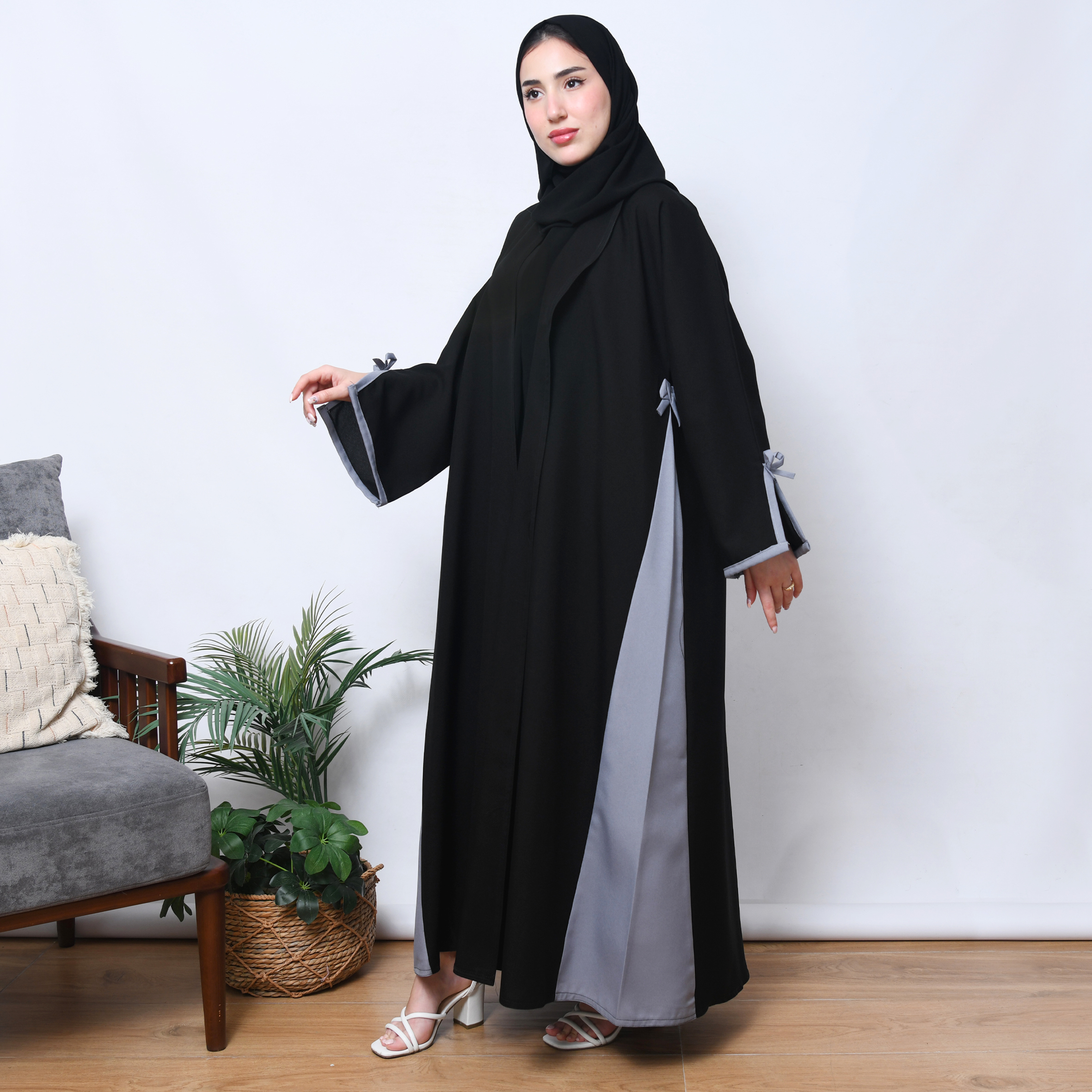  عباية لف كلوش بسيط وراقي بتداخل اللون الرمادي على الاكمام وبشكل سهمي اسفل العباية مع اضافة ربطة الفيونكة  