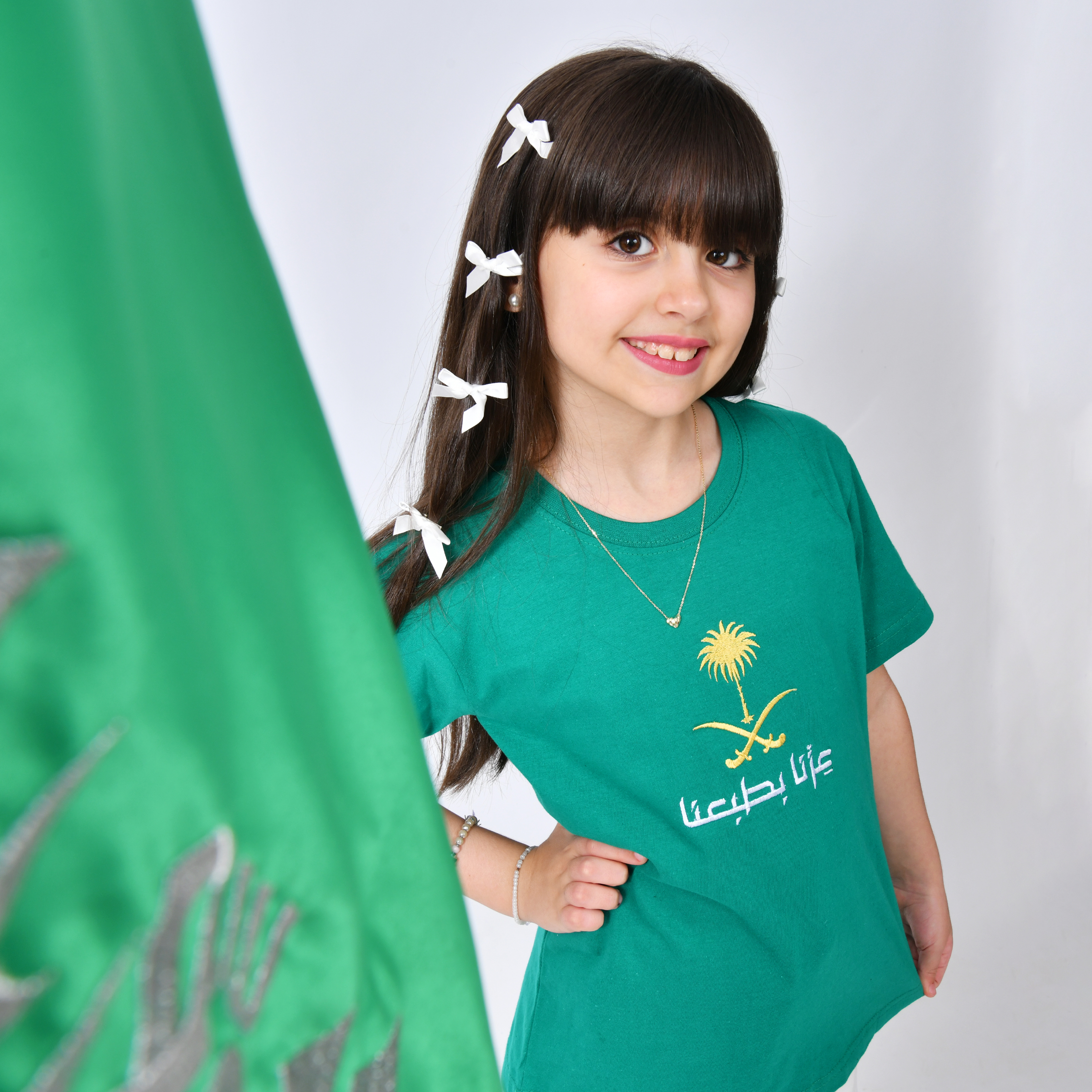  تيشيرت اخضر بتطريز ذهبي شعار عزنا بطبعنا ( للأولاد والبنات) 