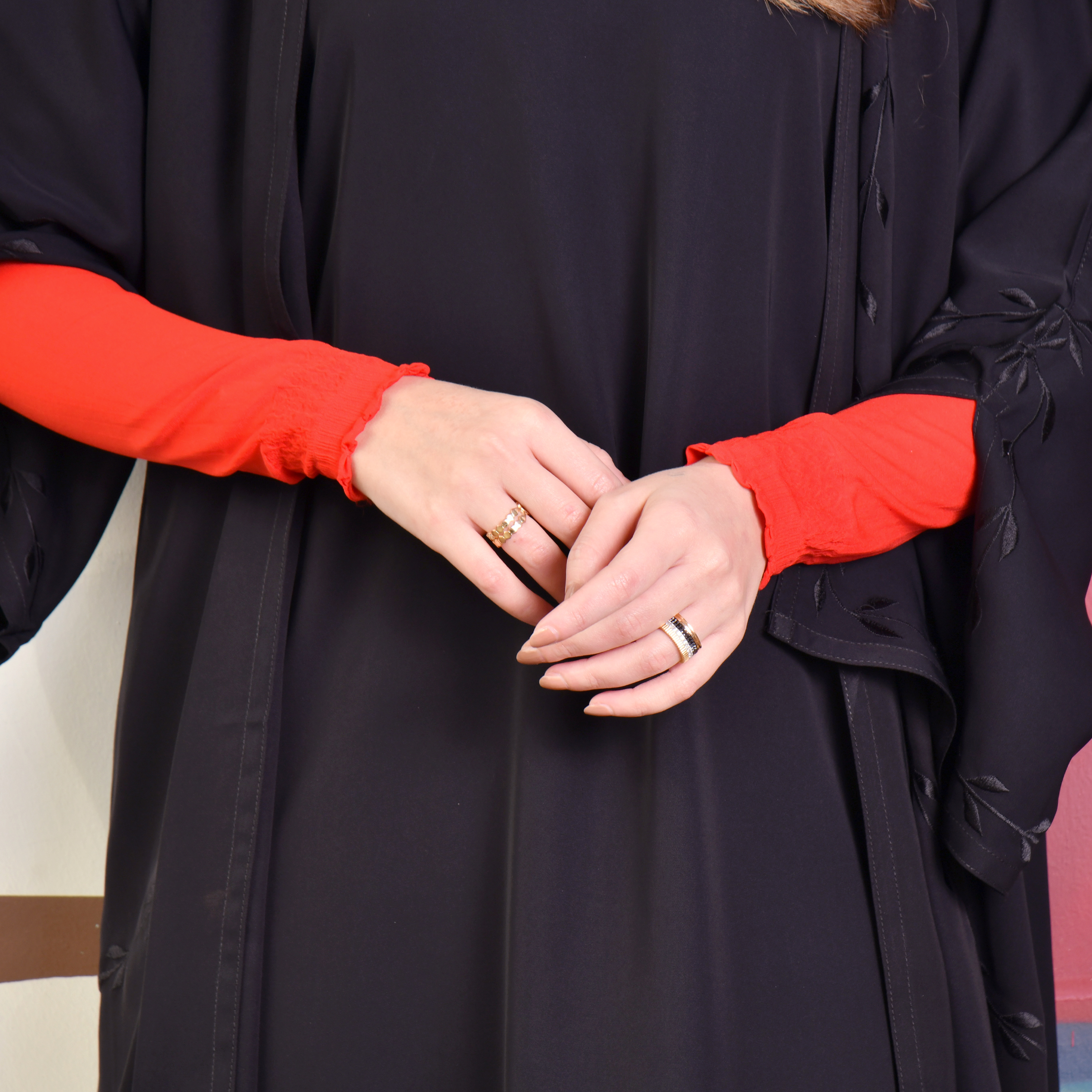  أكمام طويلة استرتش باللون الأحمر الجرئ 