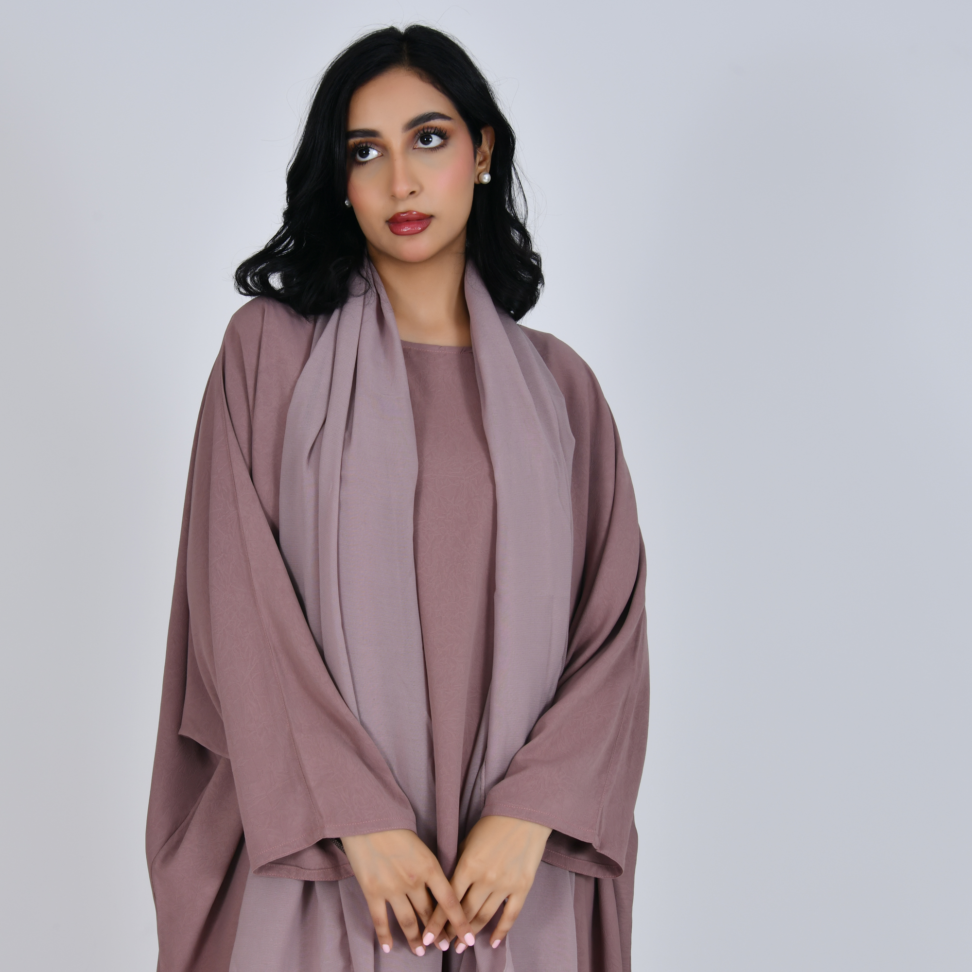  عباية صيفية بقصة نص بشت باللون النود  