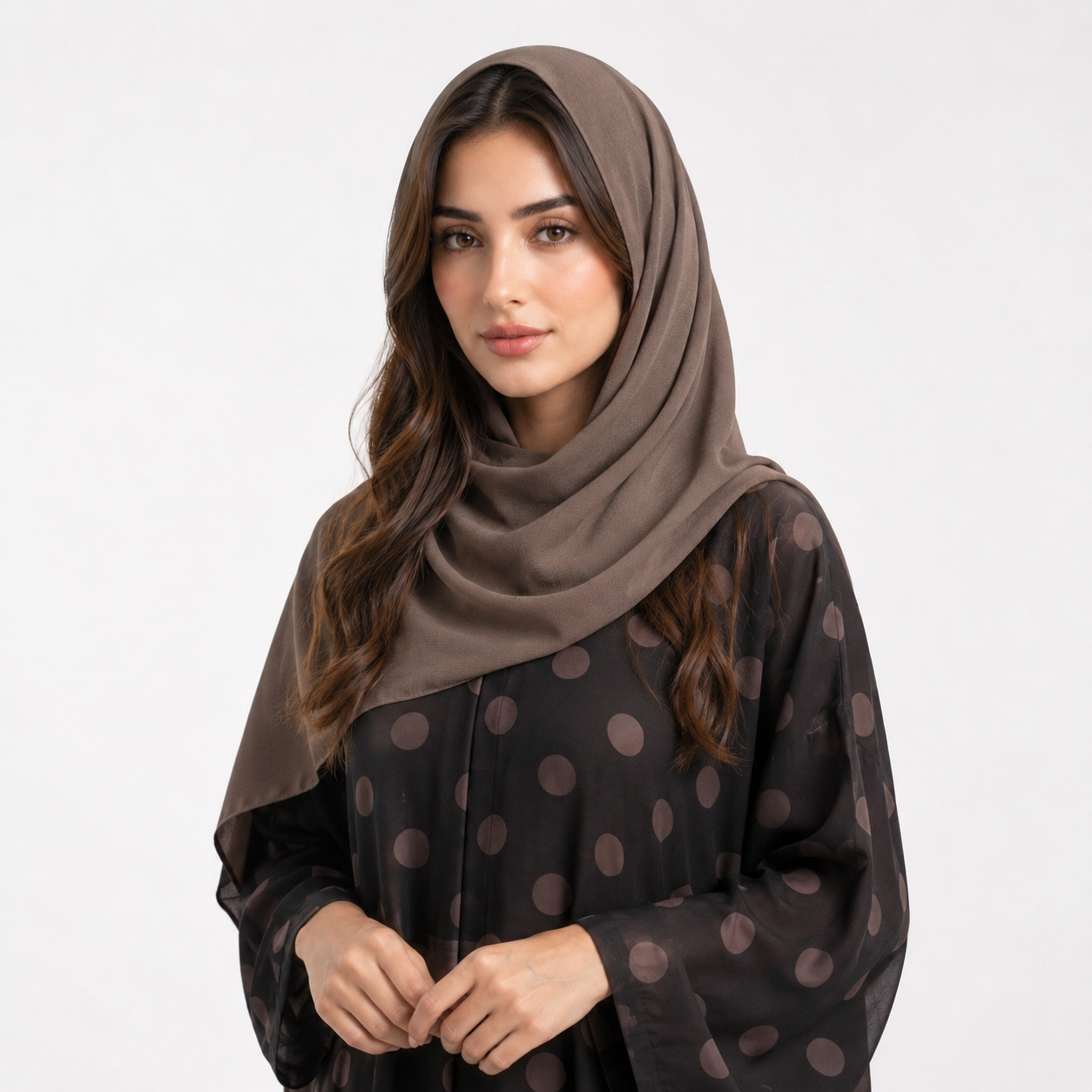  عباية لف بطبعة منقطة و تقليم طولي  