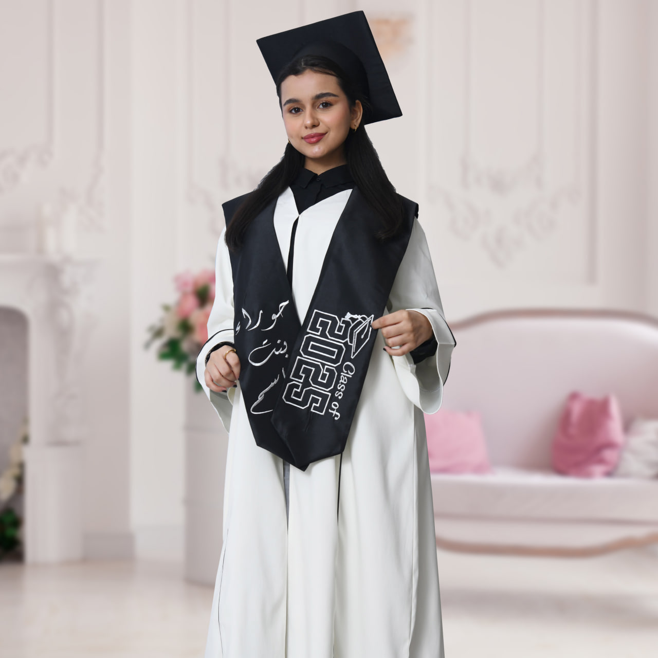  زي تخرج عباية اوف وايت مع وشاح وكاب اسود سادة  